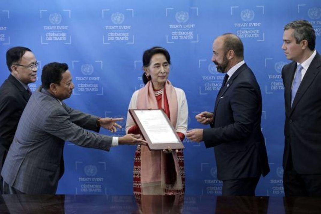 Die ehemalige Außenministerin von Myanmar, Aung San Suu Kyi, präsentiert 2016 eine UN-Ratifikations-Urkunde.