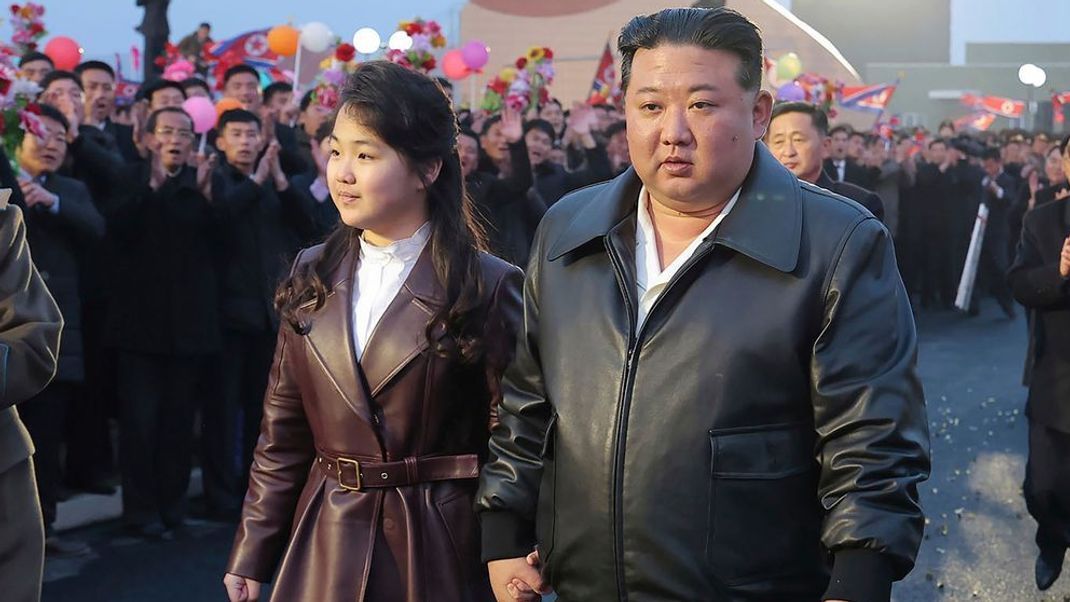 Kim Jong-un erscheint bei seiner Reise nach Peking erstmals mit Tochter an der Seite – Beobachter:innen spekulieren über ihre Rolle.