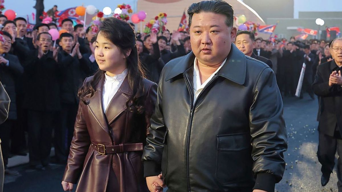 Kim Jong Un erscheint bei seiner Reise nach Peking erstmals mit Tochter an der Seite – Beobachter spekulieren über ihre Rolle.