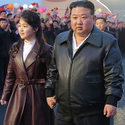 Kim Jong Un erscheint bei seiner Reise nach Peking erstmals mit Tochter an der Seite – Beobachter spekulieren über ihre Rolle.