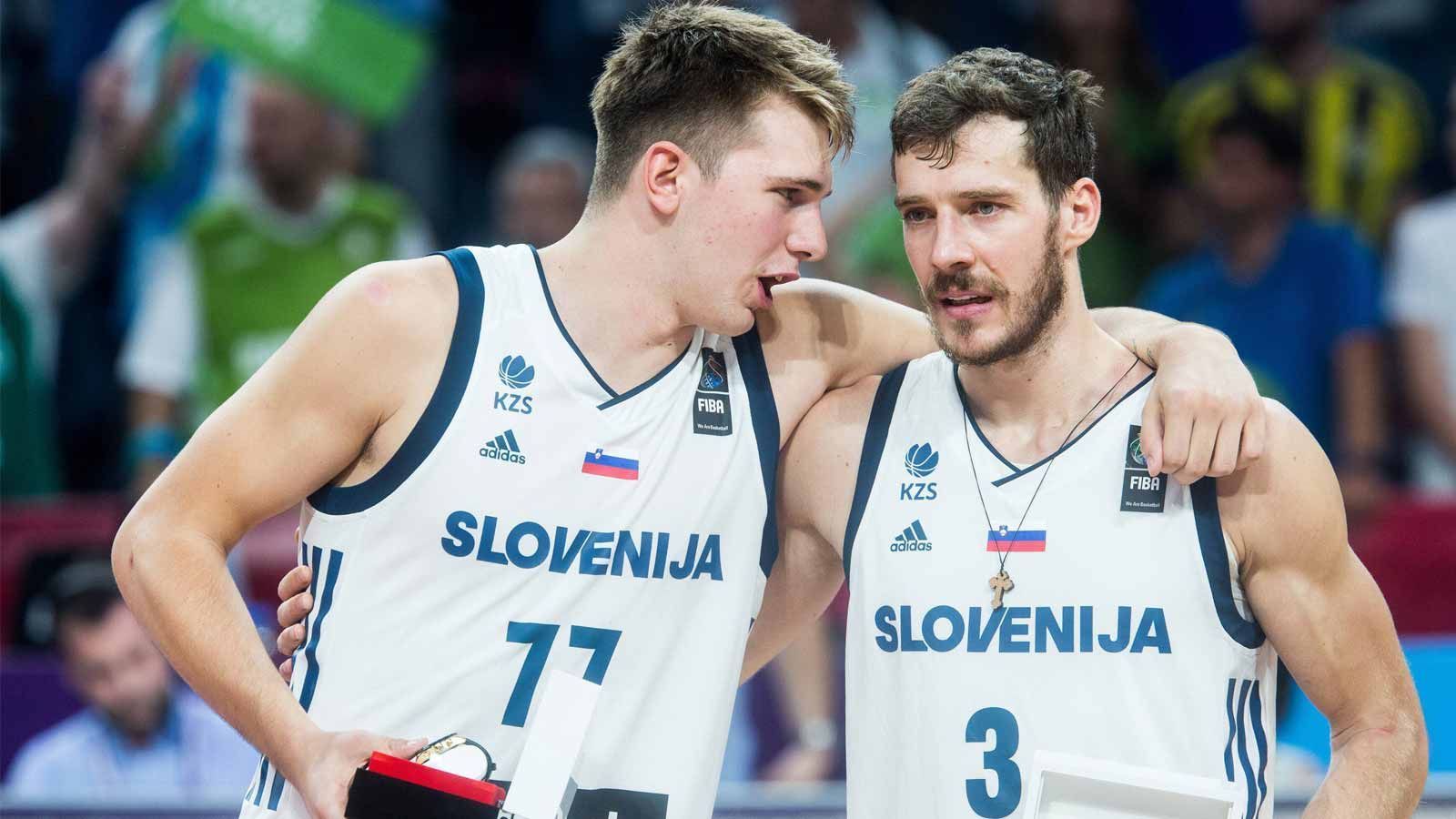 
                <strong>EM-Titel und Vorschuss-Lorbeeren</strong><br>
                Das alles mündet im Europameistertitel mit Slowenien. Dabei erzielt er über das Turnier gesehen im Schnitt 14,3 Punkte und holt 8,1 Rebounds. Der wahre Star der Nationalmannschaft, Goran Dragic, der schon länger in der NBA spielt, sagt nach dem gewonnenen Finale über Doncic dass, "er einer der besten Spieler der Welt wird". Das Turnier und diese Aussage machen einige Scouts auf ihn aufmerksam.
              