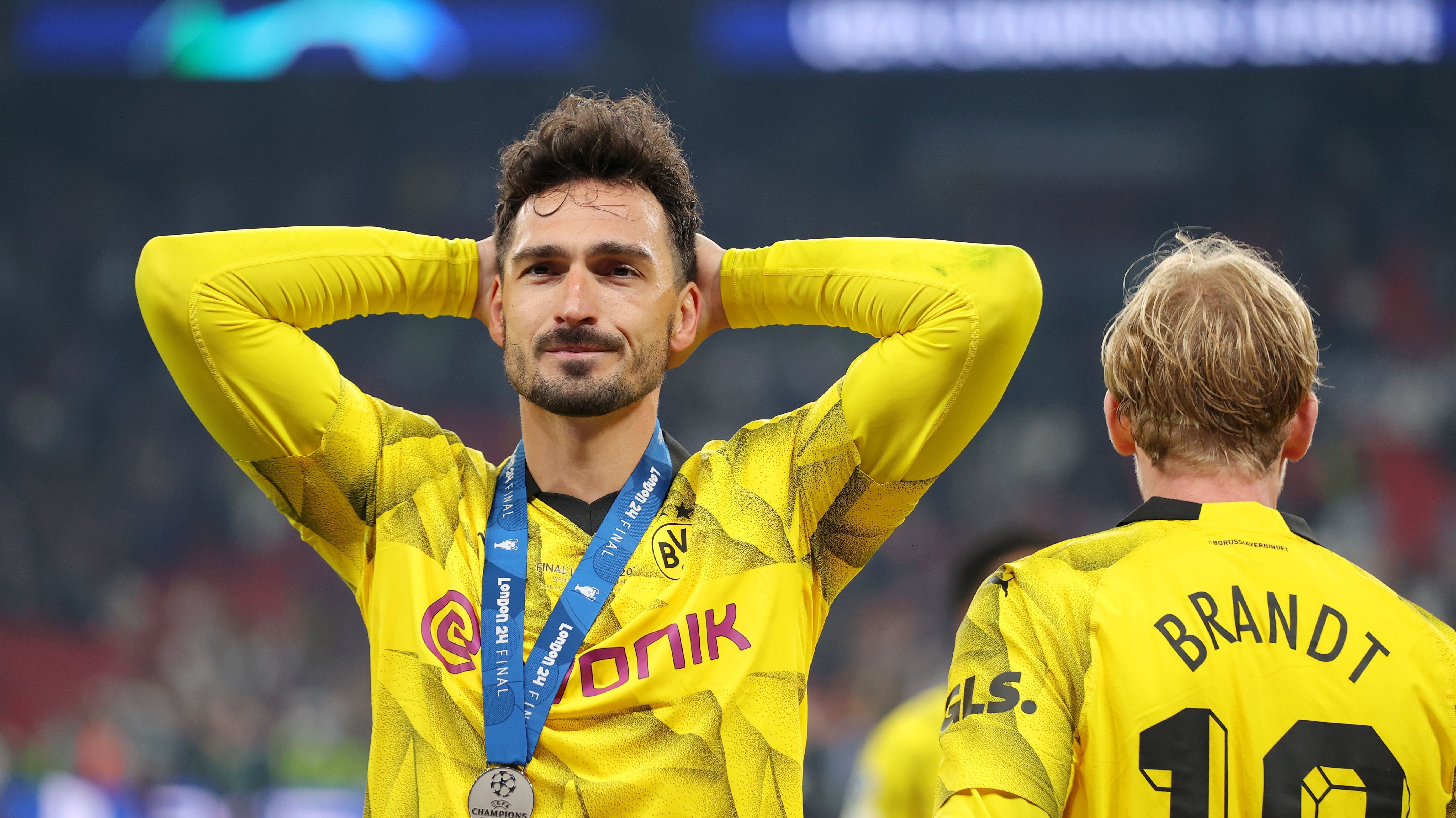 <strong>FC Bologna (Italien)</strong><br>Laut "Corriere dello Sport" hat Mats Hummels dem FC Bologna die grundsätzliche Bereitschaft zu einem Wechsel signalisiert. Demnach ist der 35-Jährige bereit, bei den Italienern einen Einjahresvertrag mit Option auf eine weitere Spielzeit zu unterschreiben. Er könnte beim Champions-League-Klub die Nachfolge von Riccardo Calafiori antreten, der Bologna bald verlassen dürfte. Ob der Deal finalisiert werden kann, ist aber noch offen.