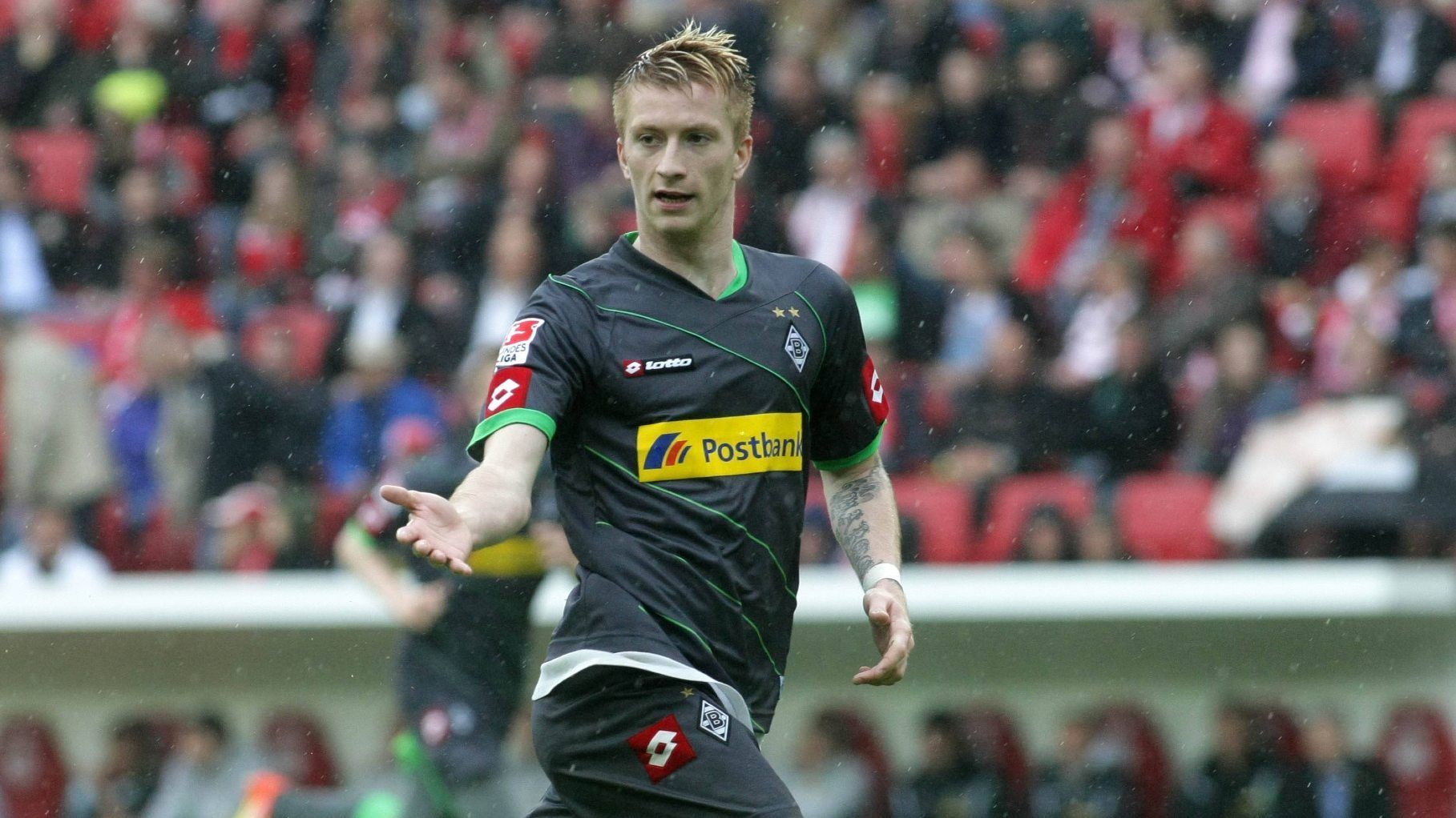 
                <strong>Platz 1: Marco Reus</strong><br>
                Als Eberl im Jahr 2009 Marco Reus für eine Million Euro nach Gladbach lotste, hätte wohl niemand ahnen können, welche Erfolgsgeschichte sich hinter dem Transfer verbergen sollte. Als damals 20-Jähriger stand Reus nur wenige Monate nach seiner Ankunft regelmäßig in der Startelf und entwickelte sich zum absoluten Publikumsliebling. In der darauffolgenden Saison machte er sich dann endgültig unsterblich am Niederrhein, als er im Relegationsspiel gegen den VfL Bochum den entscheidenden Treffer zum Klassenerhalt erzielte. 2012 gelang ihm der Durchbruch zum Bundesliga-Star, er erzielte 18 Treffer und bereitete zwölf weitere vor. Für 17 Millionen Euro wechselte Reus anschließend zu Borussia Dortmund und brachte den Gladbachern so noch einiges an Geld ein. 
              