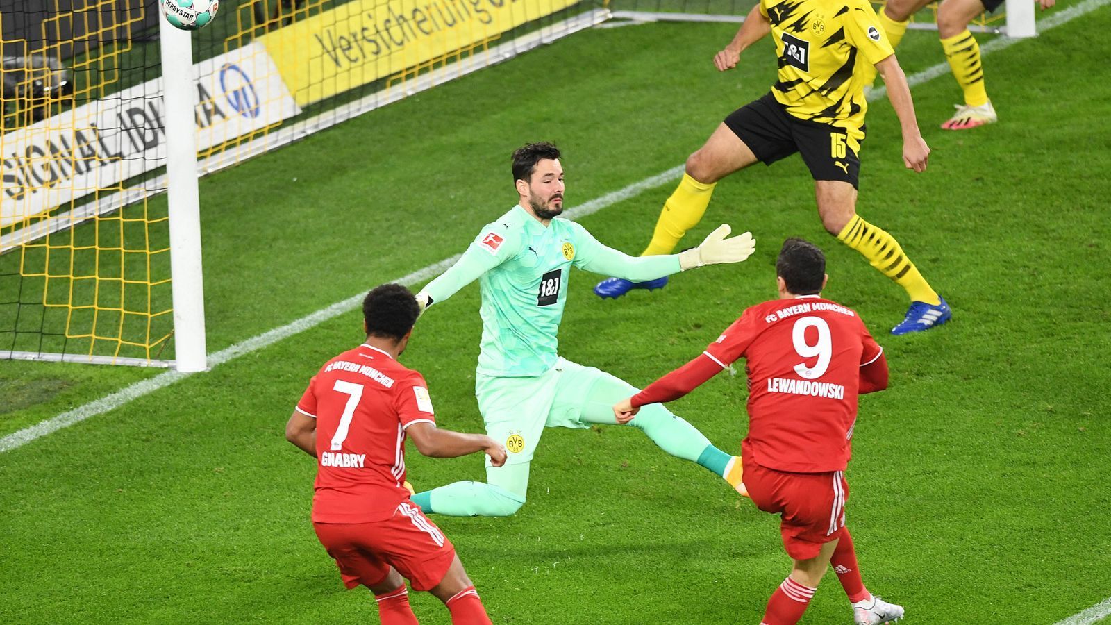 
                <strong>Roman Bürki (Borussia Dortmund)</strong><br>
                Der Schweizer zeigt zunächst eine starke Reaktion beim Kopfball von Goretzka aus kurzer Distanz und ist auch bei dessen Schuss zur Stelle. Das 1:1 durch Alabas abgefälschten Freistoß kann er nicht verhindern. Beim 1:2 fliegt er vergebens. Wenig später ist der Pfosten mit ihm im Bunde, von Comans fieser Flanke lässt er sich nicht überraschen. Das 1:3 ist für ihn nicht zu verhindern. ran-Note: 3
              