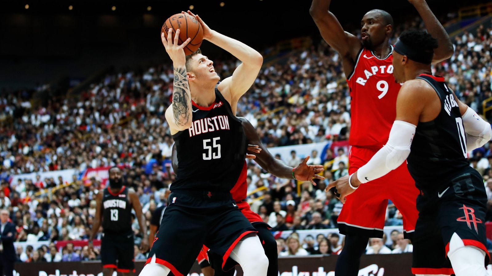 
                <strong>Isaiah Hartenstein (Houston Rockets)</strong><br>
                Vergangene Saison hatte Hartenstein 23 Einsätze, kam durchschnittlich knapp acht Minuten zum Einsatz und erzielte im Schnitt 1,9 Punkte. Hartenstein kassiert in der kommenden Spielzeit für NBA-Verhältnisse bescheidene 1,4 Millionen Dollar und bleibt in der Star-Truppe von James Harden und Russell Westbrook lediglich ein Ergänzungsspieler. Gleichwohl hat er von den deutschen Spielern die beste Chance, am Ende der Saison mit einem Titel dazustehen.
              