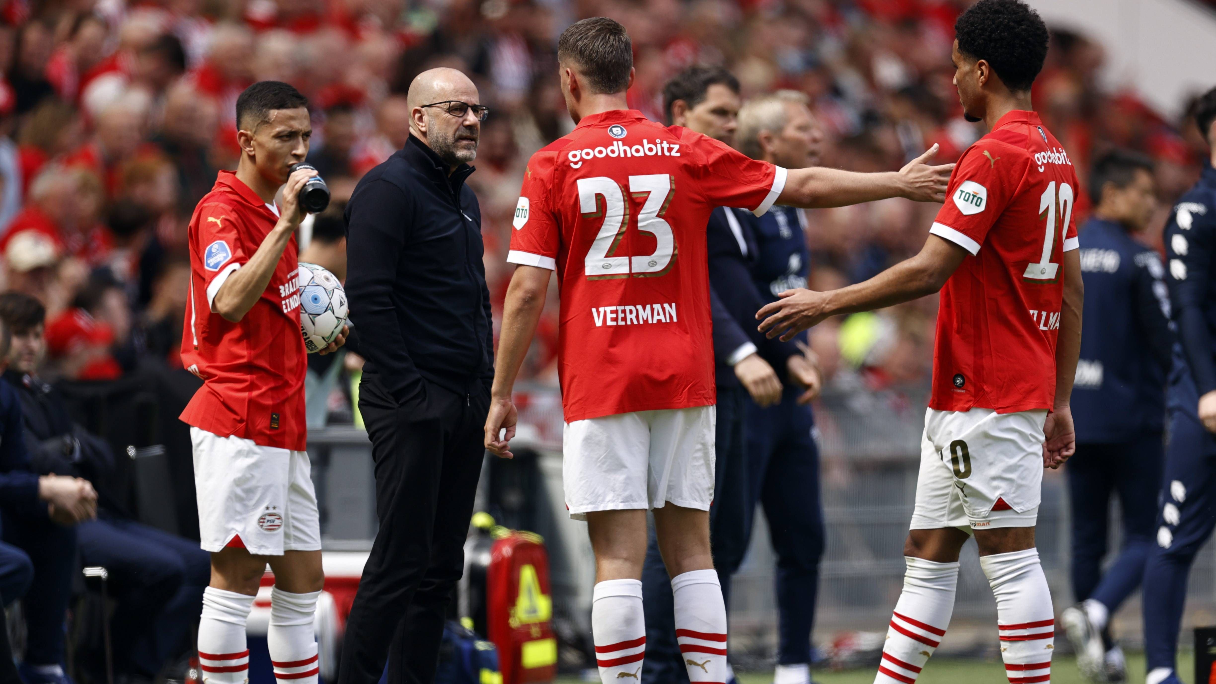 <strong>PSV Eindhoven (Niederlande)</strong><br>... der frühere Dortmund- und Leverkusen-Coach Peter Bosz. Unter seiner Leitung gewann die PSV Eindhoven die ersten 17 Ligaspiele in Serie und musste bis zur Titelentscheidung auch nur eine Niederlage in der Eredivisie hinnehmen. Am 27. Spieltag setzte es eine überraschende 1:3-Pleite bei NEC Nijmegen.