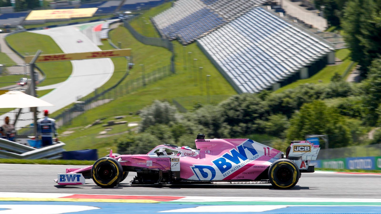 
                <strong>Racing Point-BWT Mercedes auf dem Wege zum Favoritenschreck?</strong><br>
                Das Team Racing Point-BWT Mercedes hat die gute Entwicklung aus dem vergangenen Jahr bestätigt. Sergio Perez landete trotz Zeitstrafe auf Platz 6 und blickt zuversichtlich in die weitere Saison. Er sieht das eigene Team bereits in der Rolle des Favoritenschrecks. "Hoffen wir das Beste und darauf, dass wir unter den Top 3 mitkämpfen, die drei Topteams angreifen können", sagt er gegenüber "motorsport.com". Beeindruckend ist der Speed des Mercedes-Nachbaus. Perez fuhr nach McLaren, Mercedes und Ferrari die sechstschnellste Runde des Rennens, lag 0,83 Sekunden hinter der Bestzeit und konnte auf langen Geraden teilweise sogar dem Ferrari davonziehen.  
              