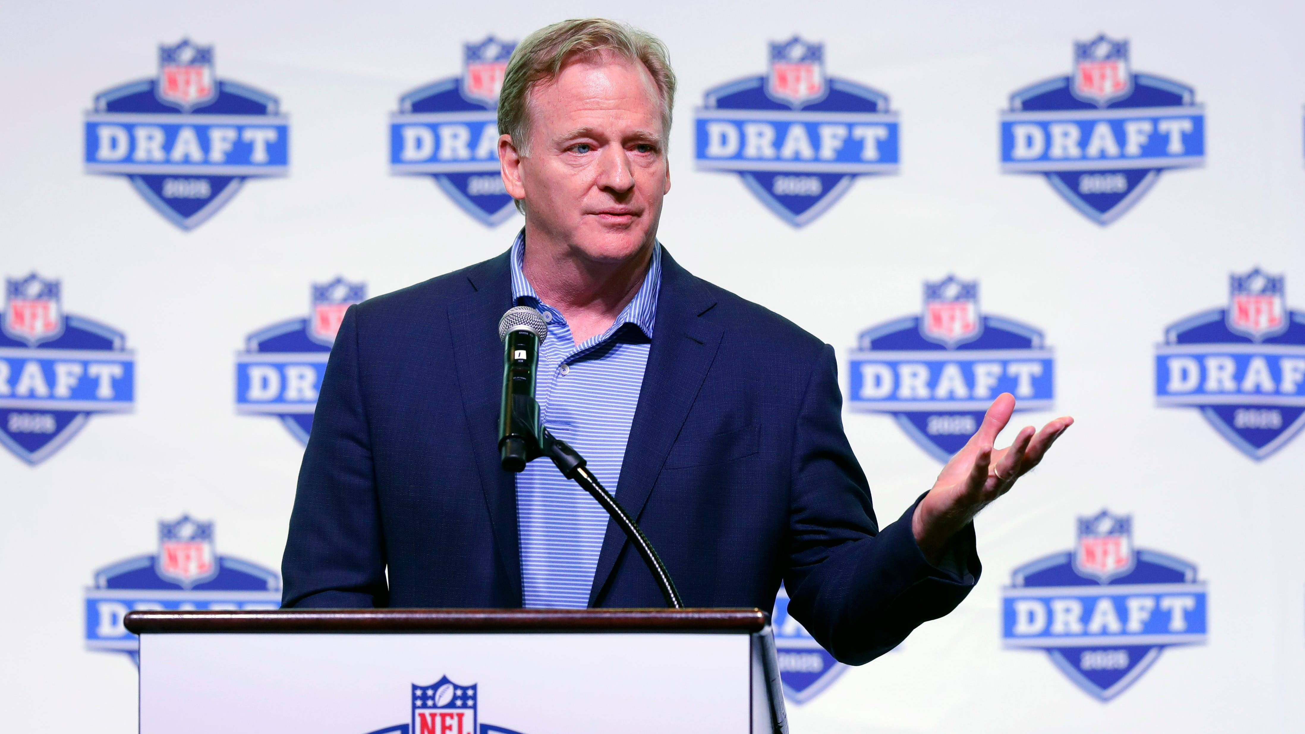 <strong>NFL Draft 2024: Welches Team hat den größten Draft-Wert?</strong><br>In der Offseason der NFL kommt es immer wieder zu Trades. Dabei wechseln oftmals Spieler und Draft-Picks die Teams. Damit die General Manager abwägen können, ob sich ein Trade lohnt, kommt meistens das sogenannte "NFL Draft Trade Value Chart" zum Einsatz. Dieses bewertet die einzelnen Draft-Picks nach Punkten.