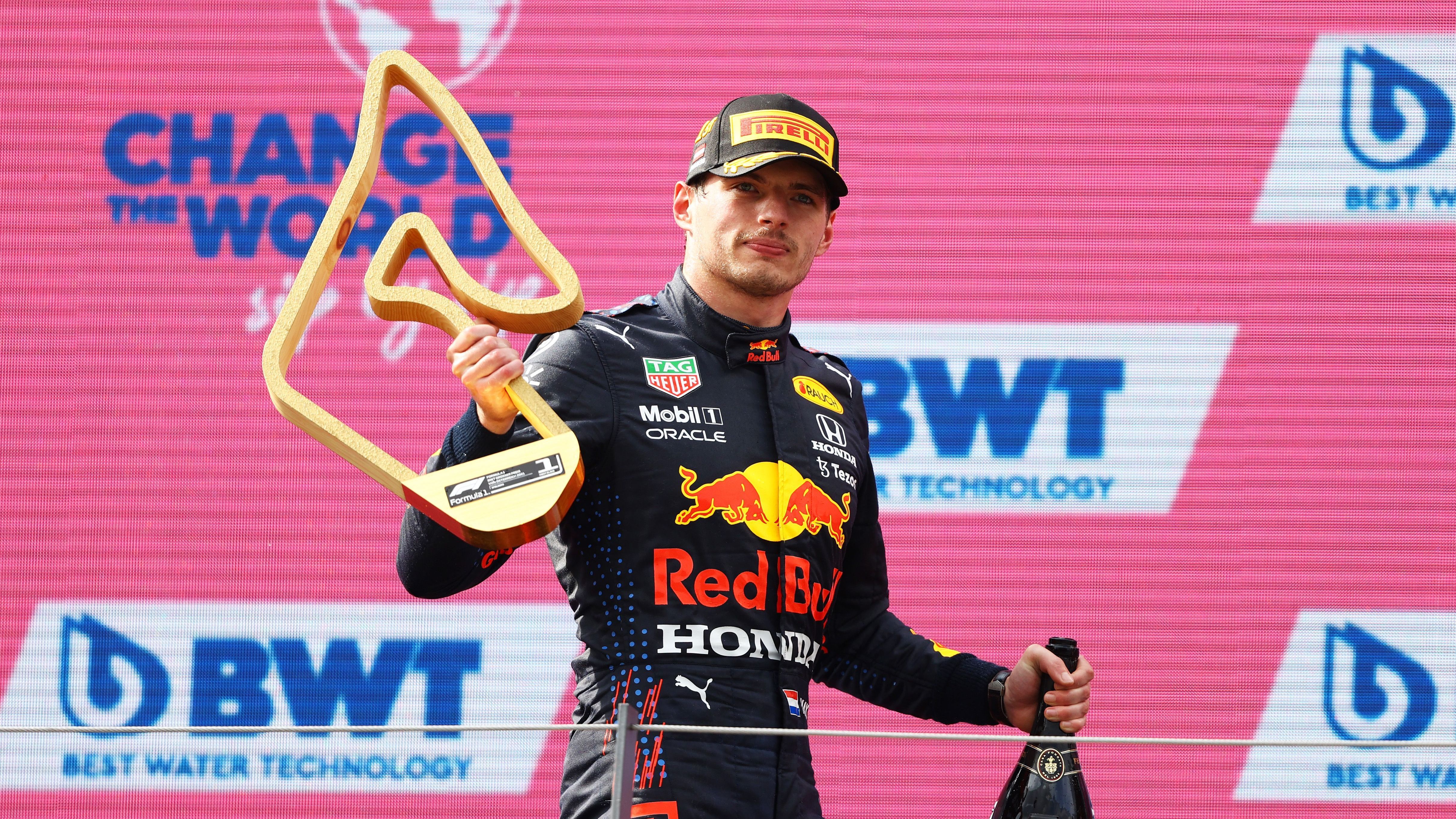 <strong>Jüngster Fahrer mit einem Grand Slam</strong><br>Pole-Position, schnellste Rennrunde und Rennsieger an einem Wochenende - dieses Kunststück nennt sich in der Formel 1 "Grand Slam". Bei Verstappen dauerte es bis zum Österreich-GP 2021, ehe ihm das gelang. Mit damals 23 Jahren und 277 Tagen ist er dennoch bis heute der jüngste Fahrer mit diesem perfekten Wochenende.