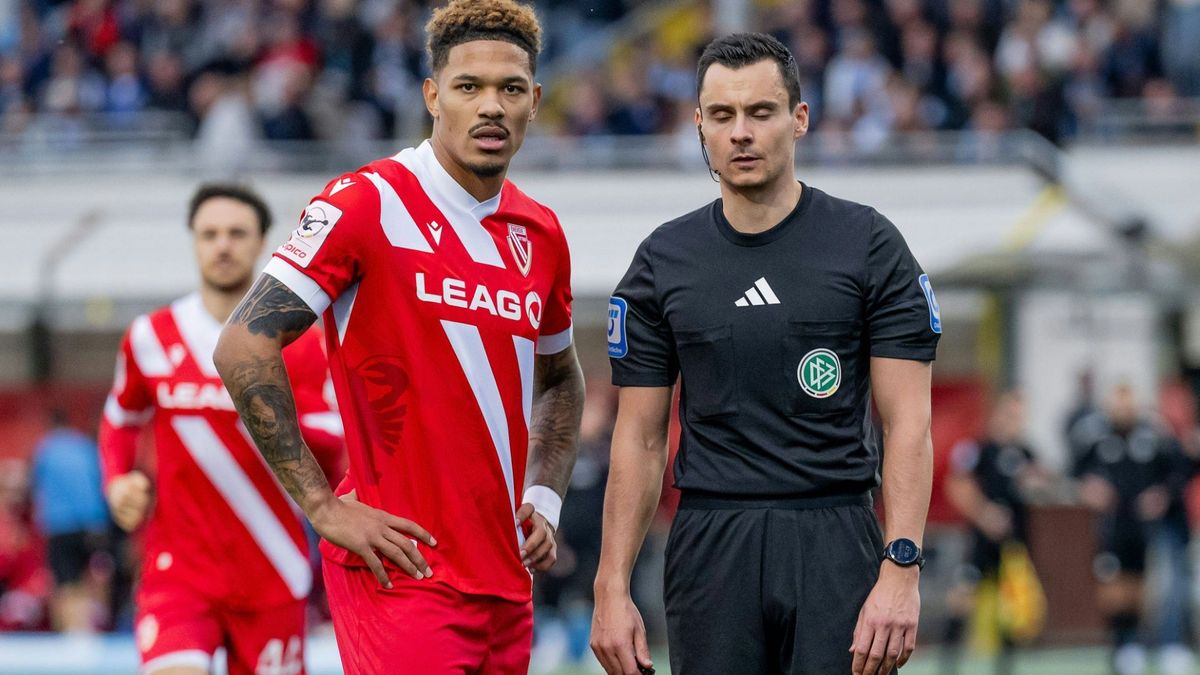 Justin Butler (l.) und Schiedsrichter Konrad Oldhafer