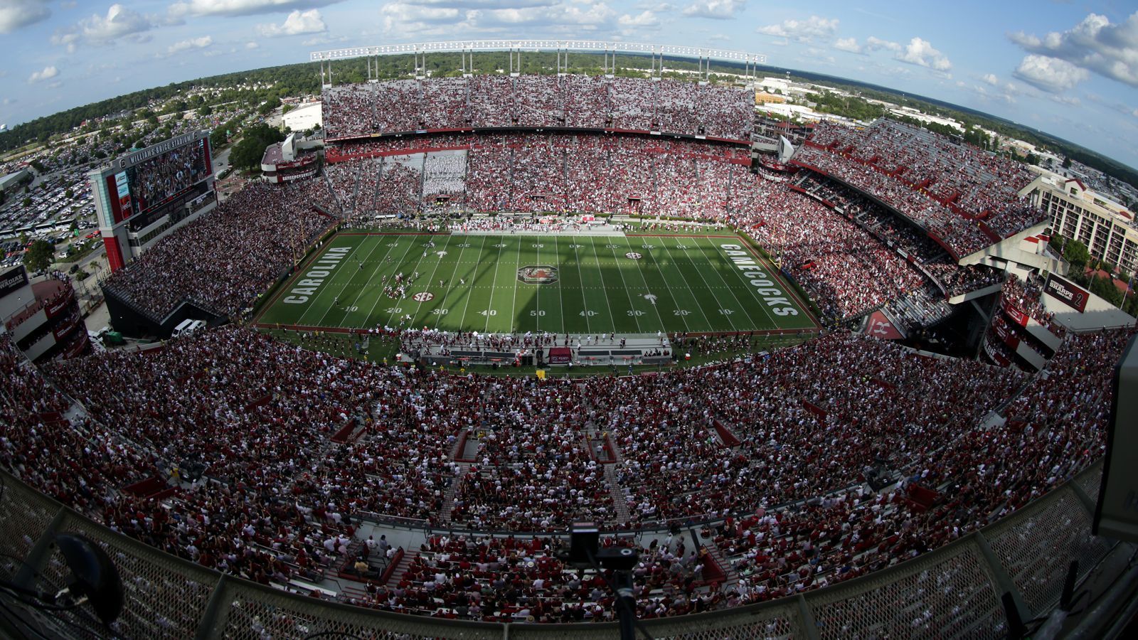 
                <strong>"Proppe"-Voll</strong><br>
                Die bisherige Rekord-Zuschauerzahl im Williams-Brice Stadium wurde am 6. Oktober 2012 gemessen. Damals spielte man zur besten Sendezeit und platziert auf Platz 6 der besten Teams des Landes gegen die Nummer 5, die Georgia Bulldogs - den heutigen Gegner und Rivalen. 85.199 Fans (bei nur 80.000 Sitzplätzen) sahen einen 35-7 Sieg des Heimteams.
              