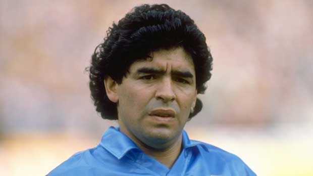 
                <strong>Diego Maradona</strong><br>
                Diego Maradona, linkes Mittelfeld: Als Brasilianer nimmt Ronaldo einen Argentinier in seine Traumelf! Das riecht nach Ärger. Aber ganz ehrlich: Bei einem früheren Superstar wie Maradona darf man das auch mal machen.
              