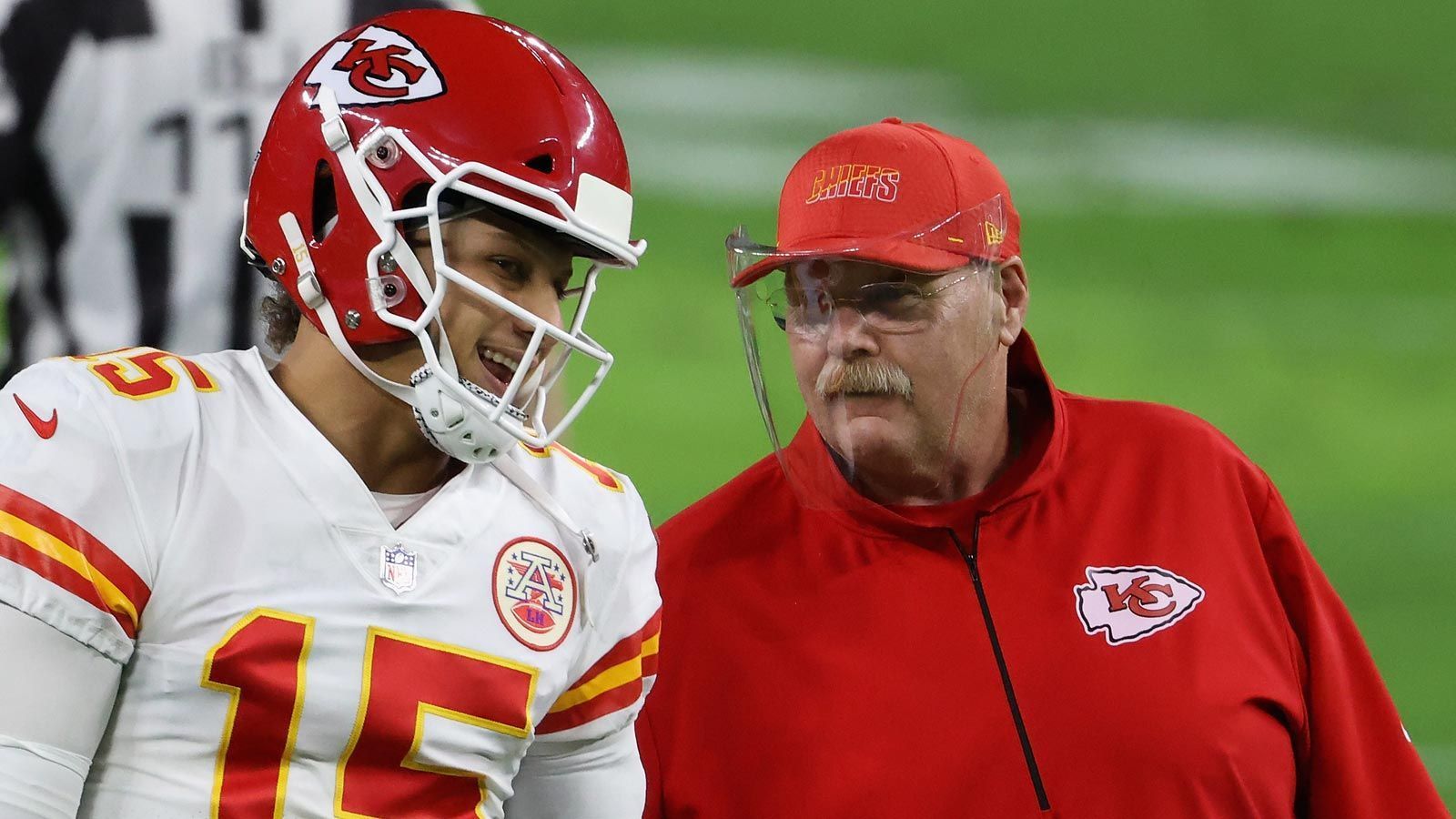 
                <strong>Platz 2 - Kansas City Chiefs</strong><br>
                Nach der deutlichen Niederlage im 55. Super Bowl haben die Chiefs gezielt an ihren Problemstellen nachgebessert: Oklahoma-Center Creed Humphrey soll die zuletzt geschundene Offensive Line stabilisieren, während der talentierte Linebacker Nick Bolton die Defensive auffrischen soll. Das Passspiel um Quarterback Patrick Mahomes ist noch genauso stark wie in den vergangenen Jahren und wird mit ordentlich Wut im Bauch in die neue Spielzeit gehen. Wer vermag es, die Chiefs ab September aufzuhalten.
              