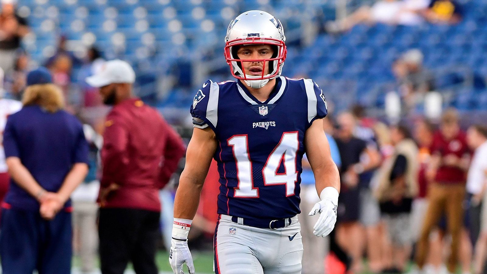 
                <strong>Braxton Berrios (Wide Receiver)</strong><br>
                Er ist für die Patriots noch ein unbeschriebenes Blatt und in gewisser Weise ein Neuzugang. 2018 hatte der Sechstrundenpick verletzungsbedingt komplett verpasst. Er empfahl sich in seinem letzten College-Jahr bei den Miami Hurricanes mit 55 Receptions für 679 Yards und neun Touchdowns für den Draft. Bei ihm wurden vor einem Jahr Vergleiche mit Ex-Patriot Danny Amendola angestellt. Ob zurecht, wird er erst noch beweisen müssen.
              