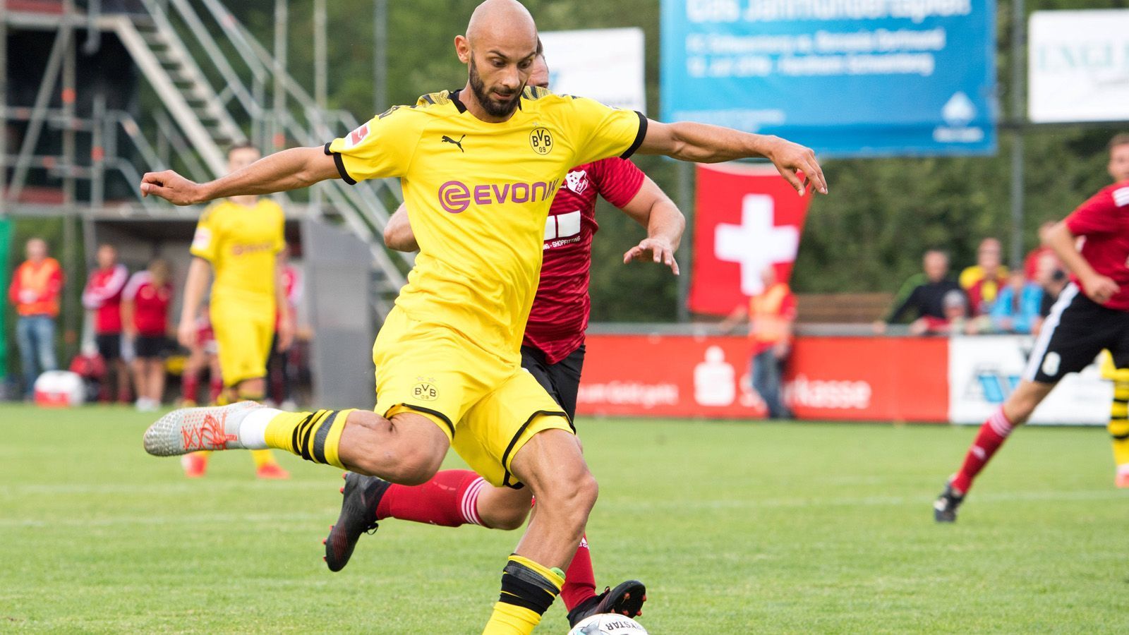 
                <strong>Ömer Toprak</strong><br>
                Abwehr
              