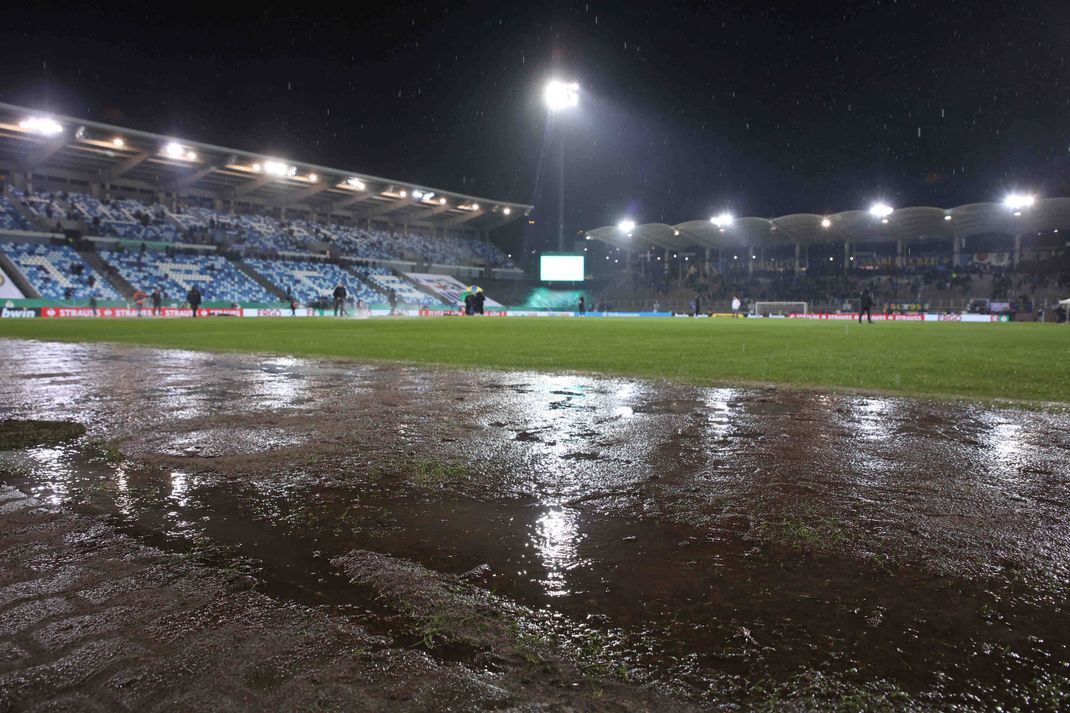 Der Platz des 1. FC Saarbrücken war unbespielbar: Eine professionelle Drainage hätte das vermutlich verhindert