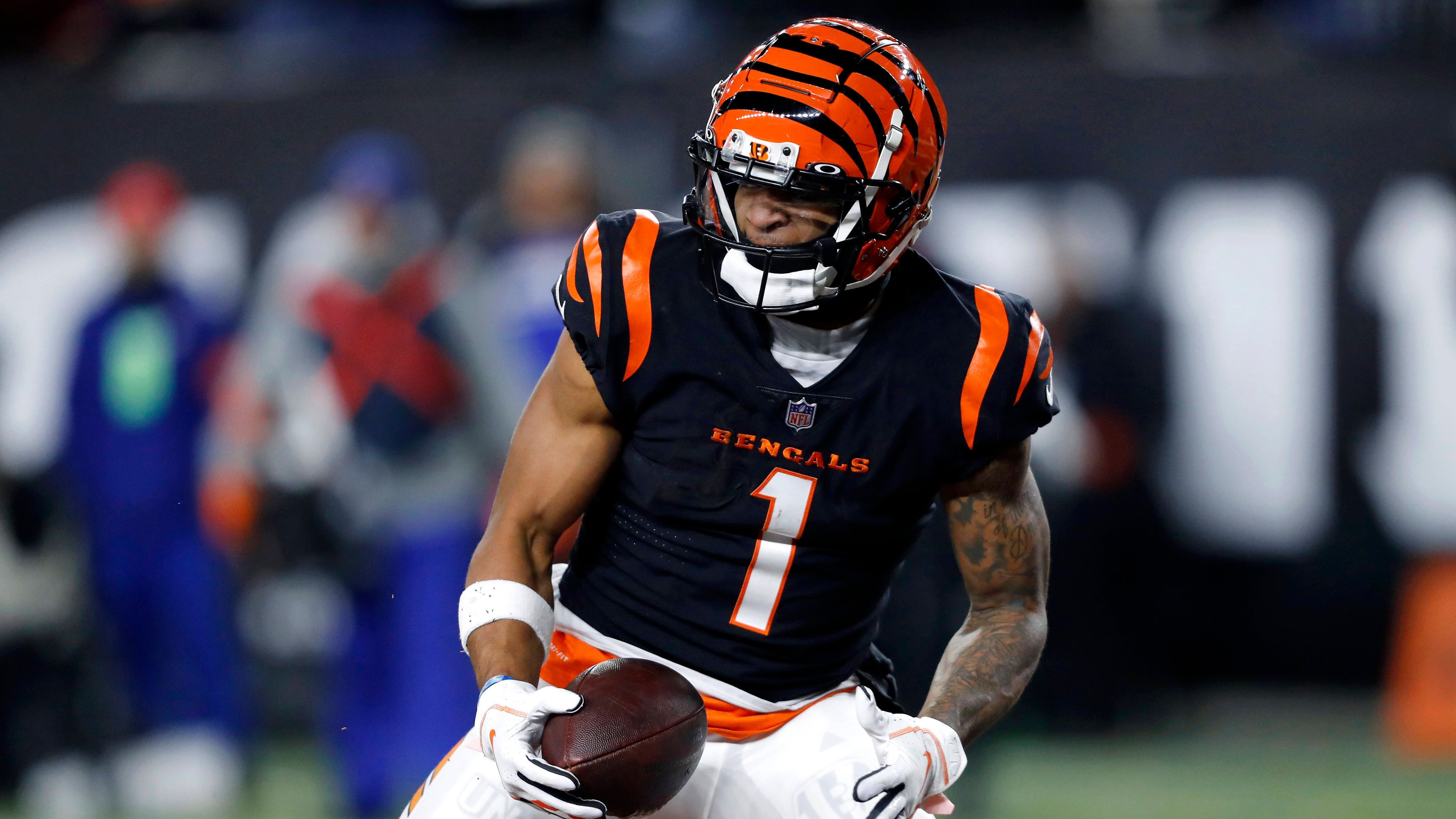 
                <strong>Platz 3: Ja'Marr Chase - Cincinnati Bengals</strong><br>
                &#x2022; Ranking im vorigen Jahr: 3. Platz<br>&#x2022; Statistiken in der Saison 2022: 87 Receptions, 1.046 Receiving Yards, 9 Receiving Touchdowns<br>
              