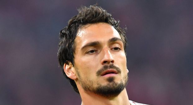 
                <strong>Mats Hummels (FC Bayern München)</strong><br>
                Strahlt wie Süle in der ersten Hälfte noch nicht die gewohnte Ruhe aus und ist im Aufbauspiel immer wieder zu ungenau. Gegen zehn Rothosen lässt er dann nichts mehr anbrennen und kann sich sogar offensiv einschalten. Hätte freistehend per Kopf auf 2:0 erhöhen können. ran-Note: 3
              