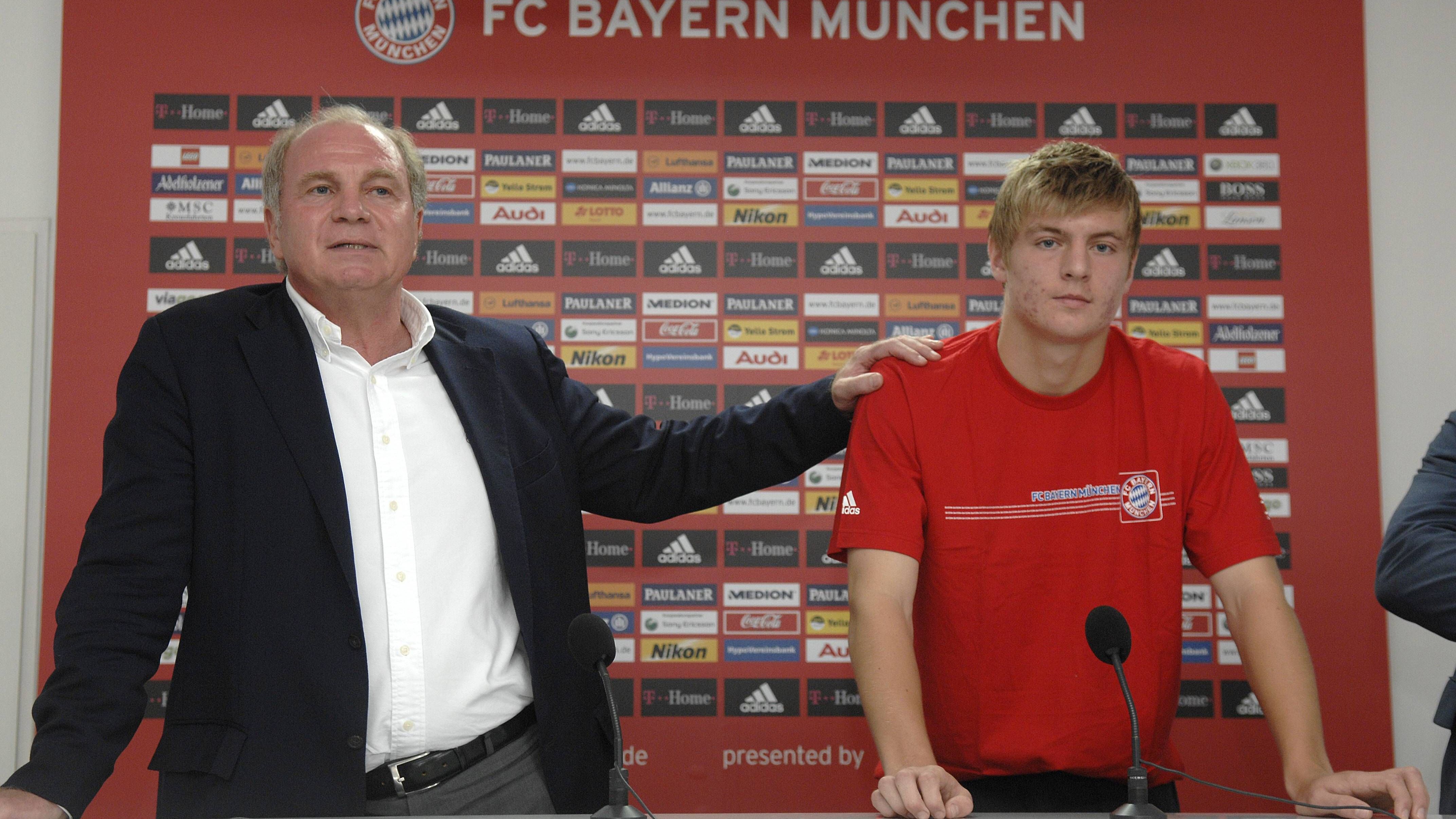 <strong>Bruch mit Bayern München</strong><br>2014 kommt es zum Bruch mit dem Rekordmeister. Mutmaßlich daran beteiligt war auch Bayern-Boss Uli Hoeneß, der Kroos "Querpass Toni" taufte. Trotz eines Marktwertes von 42 Millionen Euro wechselte der Mittelfeldspieler für 25 Millionen Euro zu Real Madrid.