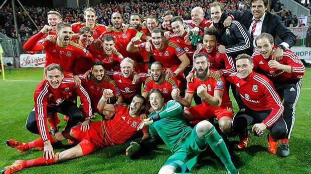 
                <strong>Wales' Mannschaft</strong><br>
                Wales' Mannschaft: Trotz einer Niederlage gegen Bosnien-Herzegowina qualifiziert sich Wales vorzeitig für die EM 2016. "The Dragons" starten in Frankreich damit erstmals im Kreis der Großen.
              