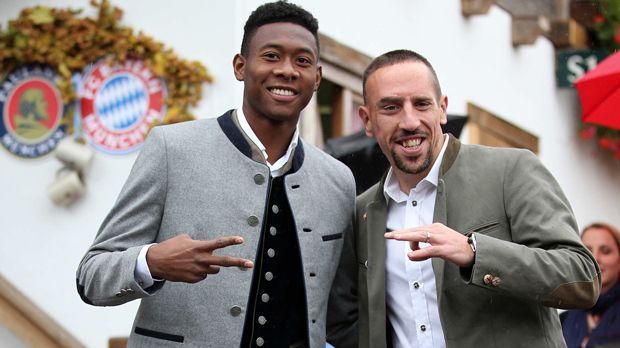 
                <strong>David Alaba und Franck Ribery</strong><br>
                Ohne weibliche Begleitung tauchten die beiden Bayern-Spaßvögel David Alaba (li.) und Franck Ribery (re.) auf.
              