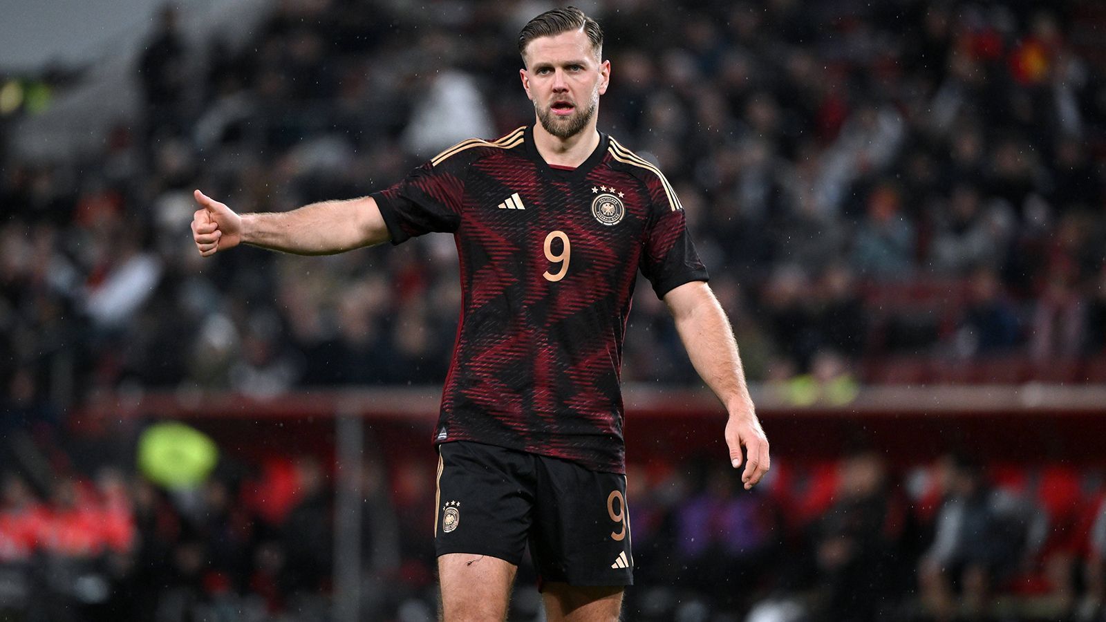
                <strong>Gewinner: Niclas Füllkrug</strong><br>
                Zwei Tore gegen Peru, eins gegen Belgien. Insgesamt nun sechs Treffer in sechs Länderspielen. Der Bremer hat sich im Handumdrehen zum Gesicht des neuen DFB-Teams aufgeschwungen. "Solche Diskussionen nehme ich gar nicht wahr", wehrte er ab, als er darauf angesprochen wurde. Trotzdem dürfte dem 30-Jährigen gefallen, wie unumstritten er nur vier Monate nach seinem Debüt schon ist. Grund dafür sind nicht nur seine sportlich herausragenden Leistungen. "Lücke" geht voran. Nach jedem Spiel stellte er sich und stand ausführlich Rede und Antwort. Seine direkte, trockene Art kommt an. Nicht nur bei den Fans. Auch Flick scheint großer Fan zu sein.
              
