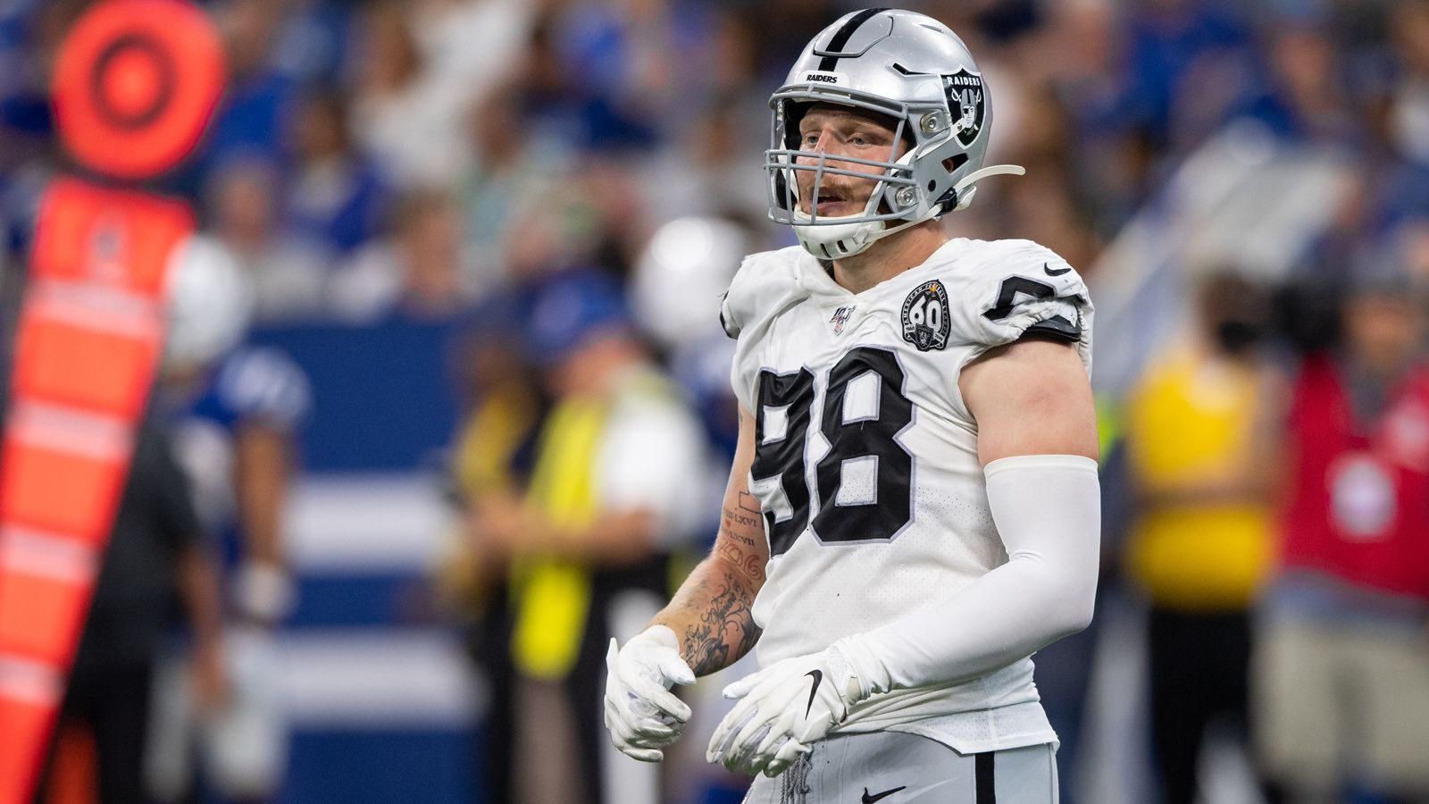 
                <strong>Maxx Crosby</strong><br>
                Auch Maxx Crosby kam im vergangenen Draft zu den Raiders, ihn holte Oakland in Runde vier an Position 106, also 102 Picks hinter Ferrell. Trotzdem sind Crosbys nackte Zahlen bislang besser: Der 22-Jährige von Eastern Michigan erzielte bislang zwölf Tackles, zwei Sacks und forcierte einen Fumble. Vor allem beim Sieg im London Game gegen die Chicago Bears, seinem ersten Start, überzeugte Crosby. Seine Belohnung: viele Snaps, mit 209 die zweitmeisten hinter Ferrell. 42 waren es beispielsweise gegen die Packers, im Lambeau Field brachte er sogar einmal Aaron Rodgers zu Boden. Crosbys starke Leistungen kommen Coach Gruden zufolge nicht von ungefähr, seine Bemühungen seien "herausragend. Womöglich gibt es ligaweit keinen, der sich mehr anstrengt." Crosby kann sich definitiv Chancen auf einen Startplatz in der Raiders-Defensive machen.
              