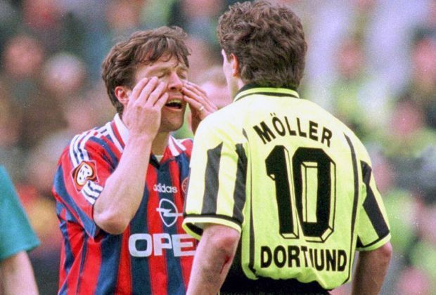 
                <strong>Bundesliga 96/97</strong><br>
                Als Möller keinen Freistoß bekommt und sich beim Schiedsrichter beschwert, knöpft sich Matthäus seinen Gegenspieler vor: "Möller, du Heulsuse!" - eine Geste, die in die Geschichte der Bundesliga eingeht. Endstand:1:1
              