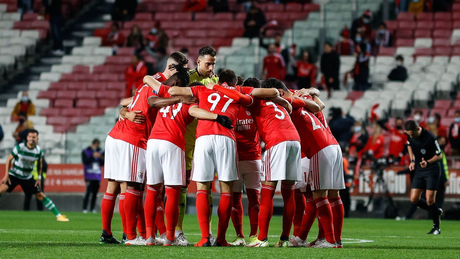 
                <strong>7. Platz: Benfica Lissabon </strong><br>
                Durchaus überraschend setzte sich Benfica Lissabon im Achtelfinale gegen Ajax Amsterdam durch. Zur Belohnung darf der portugiesische Rekordmeister nun gegen den FC Liverpool (Dienstag ab 21:00 Uhr im Liveticker auf ran.de) antreten. Natürlich geht Benfica als absoluter Außenseiter in die Begegnungen, aber genau das könnte der größte Trumpf der Portugiesen sein. Die Form Lissabons ist sehr gut, auch wenn man die Generalprobe am vergangenen Spieltag vergeigte und sich eine 2:3 Niederlage gegen den SC Braga einhandelte. Dies war allerdings die erste Niederlage seit dem 2. Februar. Klar ist: Gegen Liverpool müssen die Mannen aus der Hauptstadt Portugals über sich hinauswachsen.
              