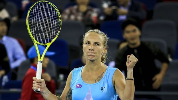 
                <strong>Svetlana Kuznetsova (Nicht qualifiziert - 3000 Punkte)</strong><br>
                Mit dem Titelgewinn in Peking hätte Svetlana Kuznetsova sich erstmals seit 2009 für das Turnier der besten Acht qualifizieren können. Durch ihre Drittrunden-Niederlage gegen die direkte Konkurrentin Madison Keys rückt Singapur jedoch in weite Ferne. Ihren einzigen Titel 2016 holte sich die Russin gleich zu Beginn des Jahres in Sydney. Zudem stand sie im Finale des Turniers in Miami und im Halbfinale von Prag und Wuhan. Kuznetsova ist diese Woche beim Turnier in Tianjin an Position zwei gesetzt.
              