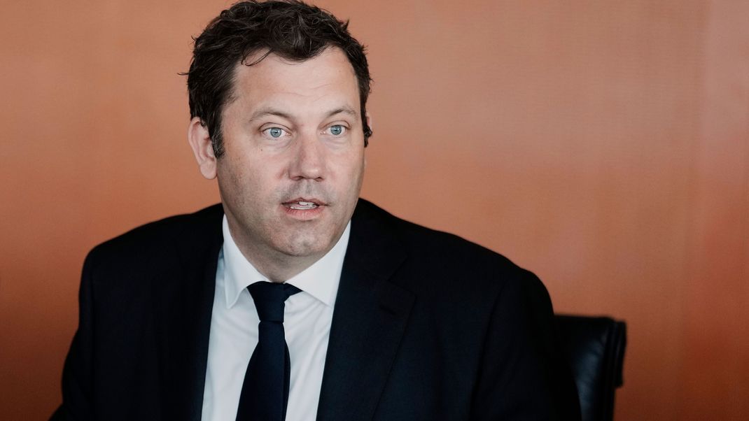 Vizekanzler Lars Klingbeil will an der Freiwilligkeit im Wehrdienst festhalten, doch auch die Voraussetzungen für einen möglichen Pflichtdienst in der Bundeswehr schaffen.