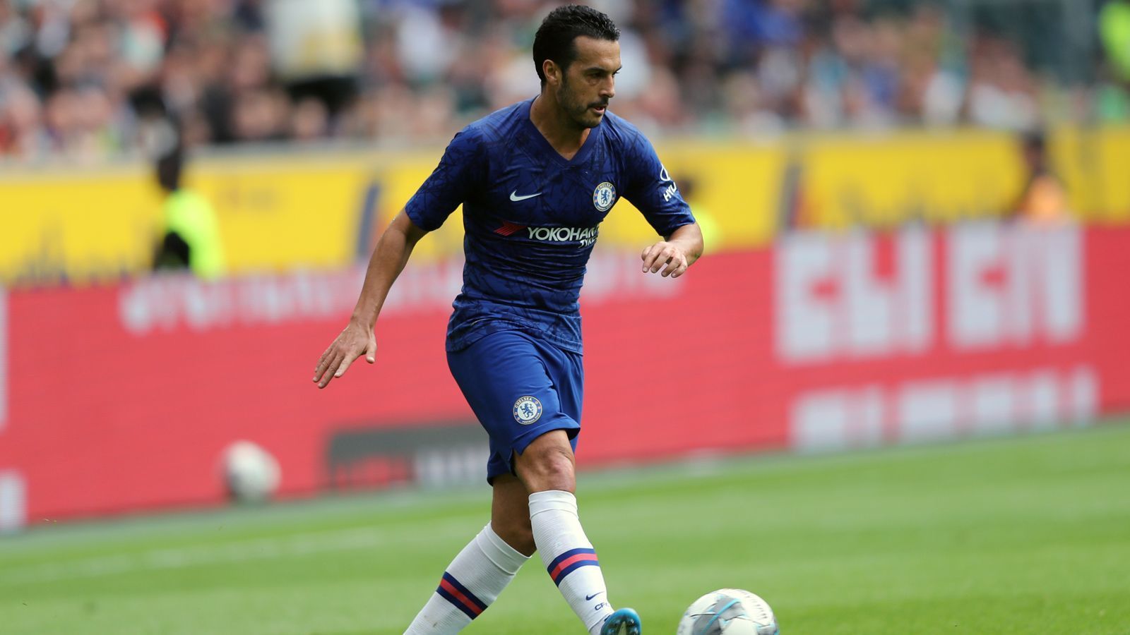 
                <strong>Pedro (FC Chelsea)</strong><br>
                In einem fünften und letzten Vertragsjahr beim FC Chelsea kommt der Spanier Pedro nur noch sporadisch zum Zug - was auch an immer wieder aufbrechenden Verletzungen liegt. So warfen ihn eine Muskelquetschung, eine Wadenzerrung und ein Achillessehnenanriss nacheinander außer Gefecht. War der Welt- und Europameister unter Ex-Trainer Maurizio Sarri (mittlerweile Juventus Turin) in der Vorsaison noch ein wichtiger Stammspieler, kann Frank Lampard ab Sommer wohl auf die Dienste seines ehemaligen Teamkollegen durchaus verzichten.
              