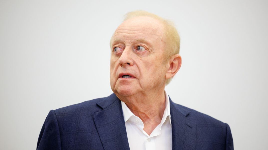 Alfons Schuhbeck, Koch und Unternehmer, steht vor Prozessbeginn als Angeklagter im Gerichtssaal im Landgericht München I.