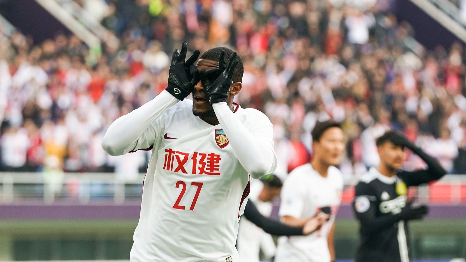 
                <strong>Anthony Modeste (Tianjin Quanjian)   </strong><br>
                Prominentestes Beispiel, dass das China-Abenteuer kräftig nach hinten losgehen kann ist Stürmer Anthony Modeste. Der inzwischen 30-Jährige schoss den 1. FC Köln 2017 in die Europa League und spielte groß auf. Dann kam das verlockende Angebot der Chinesen, nach langem Transferhickhack verlieh und verkaufte der FC den Franzosen zu Tianjin Quanjian und kassierte über 30 Millionen Euro Ablöse. Rein sportlich lieferte "Tony" auch im Reich der Mitte ab: 16 Tore in 29 Spielen, dazu neun Torvorlagen im Trikot von Quanjin ist eine ordentliche Bilanz. Doch weit weg von der Familie und ausstehende Gehaltszahlungen veranlassten den Stürmer schließlich dazu, seinen Vertrag aufzulösen und nach Köln zurückzukehren. Dort wartet der Fanzose aber noch auf seine Spielerlaubnis.
              