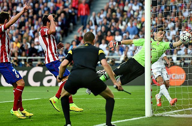
                <strong>Champions-League-Finale: Real Madrid vs. Atletico Madrid</strong><br>
                Casillas versucht noch, den Ball vor der Torlinie rauszufischen - ohne Erfolg. Der Ball ist drin und das hat auch der Torrichter so gesehen, hoffentlich ...
              