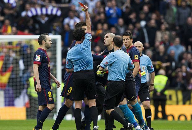 
                <strong>Real Madrid vs. FC Barcelona </strong><br>
                Auf dem Platz geht es aber durchhaus hitzig zu. So wie hier im März 2013, als sich Barca-Torhüter Victor Valdes so sehr über eine Schiedsrichter-Entscheidung beschwerte, dass er mit Rot vom Platz flog.
              