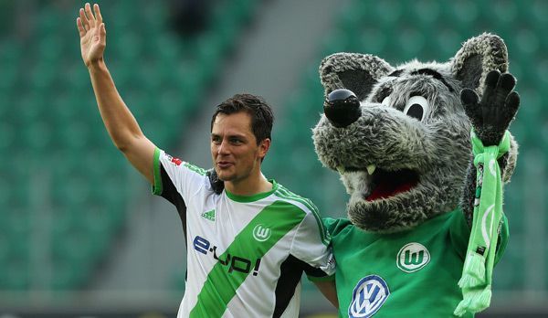 
                <strong>VfL Wolfsburg - 1899 Hoffenheim 2:1</strong><br>
                Es bleibt bei zwei Wolfsburger Treffern. Das genügt aber, um den dritten Heimsieg im dritten Heimspiel einzufahren. Marcel Schäfer und Maskottchen Wölfi verabschieden die geschlagenen Gäste und freuen sich schon auf ihren nächsten Auftritt vor den eigenen Fans
              