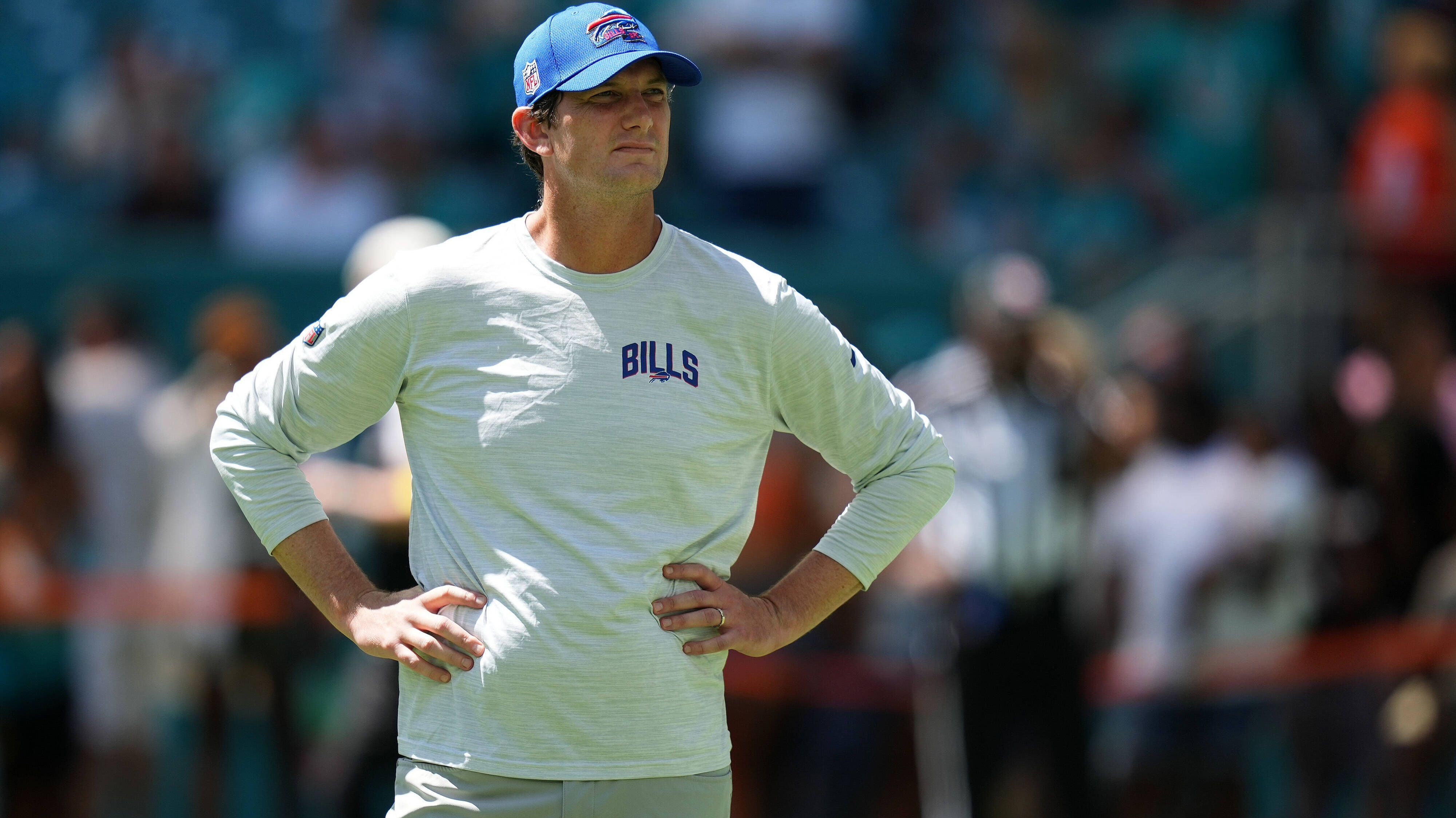 <strong>Verlierer: Ken Dorsey (Buffalo Bills)<br></strong>Eigentlich war die Offense der Buffalo Bills seit 2020 stets das Prunkstück des Teams. Die Connection zwischen Stefon Diggs und Josh Allen schien nicht zu stoppen zu sein. Doch mittlerweile läuft die Bills-Offense so hochtourig wie ein Oldtimer. Das schieben die meisten Fans auf Offensive Coordinator Ken Dorsey.