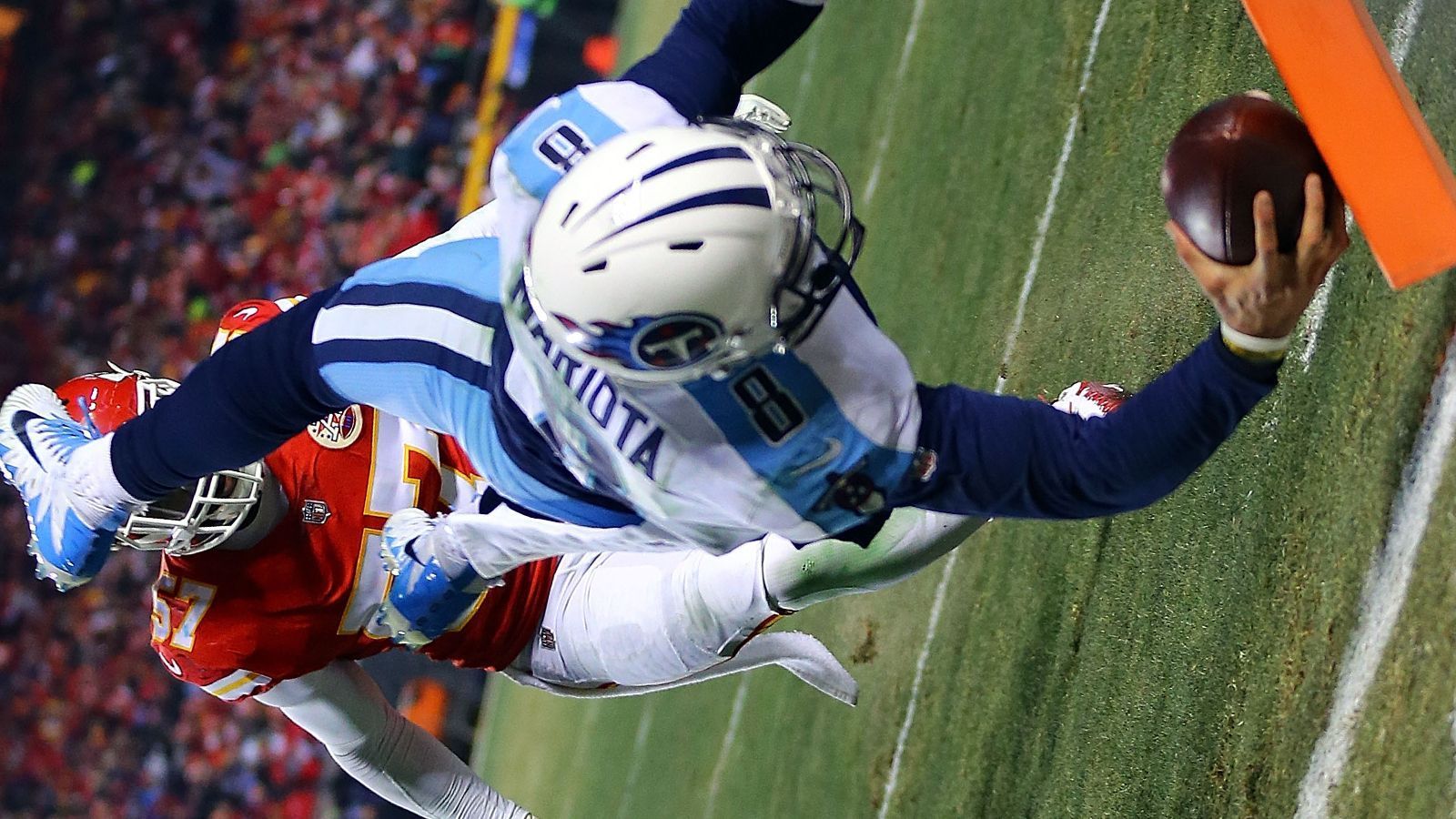 
                <strong>7. Januar 2018: Tennessee Titans at Kansas City Chiefs (Wild Card Round)</strong><br>
                21:3 führten die favorisierten Kansas City Chiefs bereits gegen die Titans in der Wild-Card-Runde 2017/18. Doch in der zweiten Hälfte drehte Tennessees Quarterback Marcus Mariota auf, legte drei Touchdowns auf, einen davon nach einem Pass auf sich selbst, und drehte so die Partie noch. Für die Titans war es der erste Playoff-Sieg nach 14 Jahren. Die Chiefs dagegen kamen mit dem besten Rusher der Saison, Kareem Hunt, und vier Siegen im Gepäck in die Playoffs, nur um dort mit 21:22 die Segel zu streichen.
              