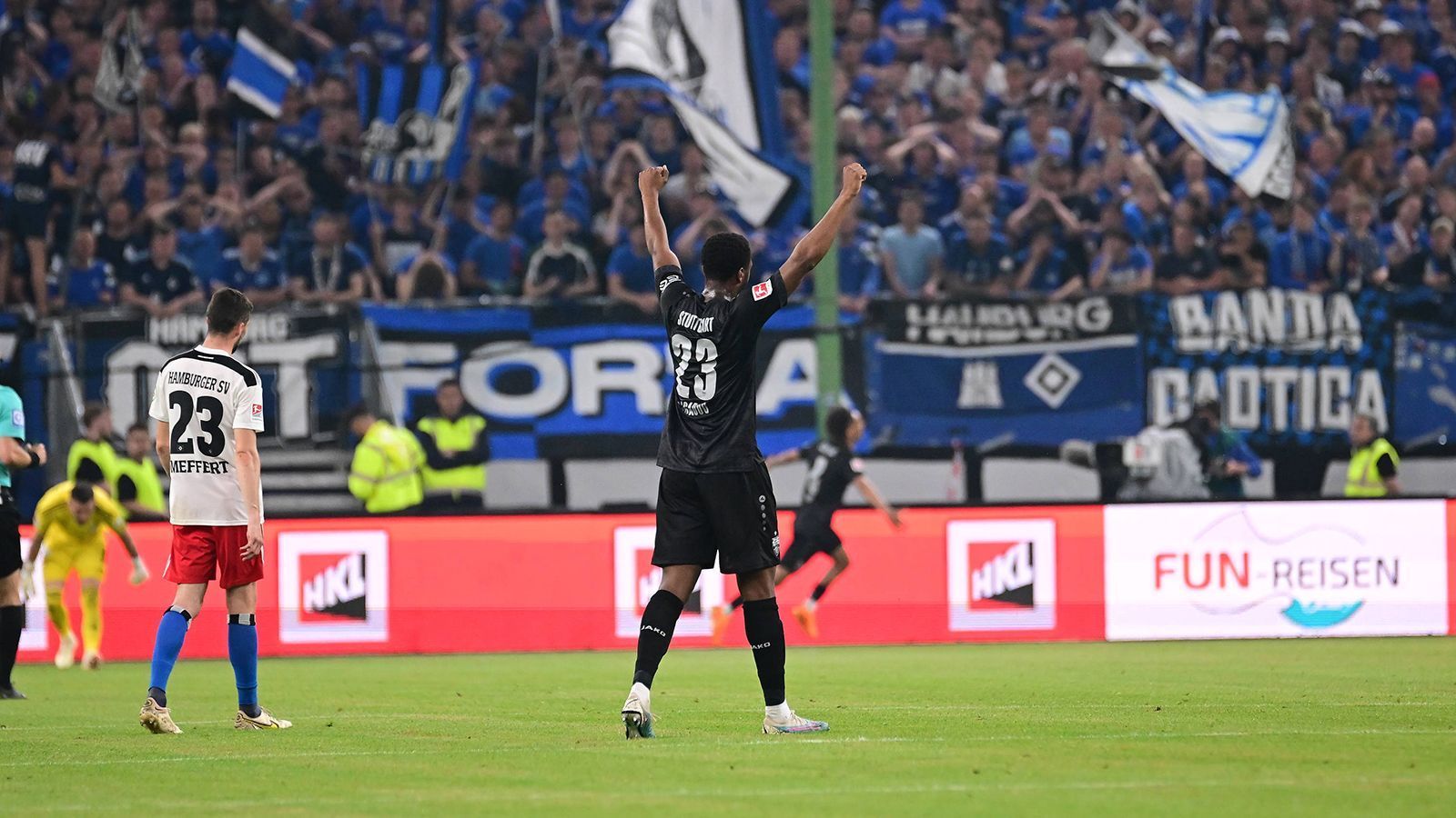 
                <strong>Dan-Axel Zagadou (VfB Stuttgart) </strong><br>
                Ersetzt Mavropanos zur zweiten Halbzeit und hat den Vorteil, dass der Faden beim HSV nach dem schnellen Ausgleich früh gerissen ist. Köpft einmal in die Mitte vor die Füße von Kittel, dessen Schuss Anton blockt. Kurz vor Schluss lässt er sich von Königsdörffer überspielen. ran-Note: 4
              