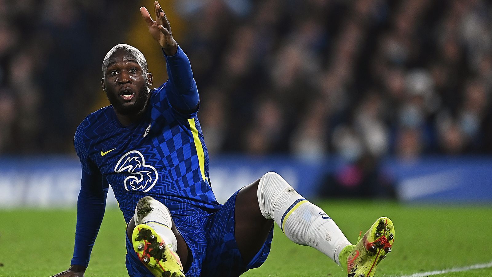 
                <strong>Romelu Lukaku (FC Chelsea)</strong><br>
                Der Premier League droht im Sommer 2022 nicht nur der Verlust von Mane, sondern mit Romelu Lukaku plant möglicherweise ein weiterer Star seinen Abgang. Der belgische Angreifer, der erst 2021 für kolportierte 113 Millionen Euro von Inter Mailand zum FC Chelsea zurückkehrte, will den Londonern nach einer durchwachsenen Saison möglicherweise den Rücken kehren. Laut "Sky Sports" möchte der 29-Jährige zu Inter zurückkehren, doch die Mailänder sind dem Bericht nach nicht in der Lage, den Nationalspieler fest zu verpflichten. Zudem gelte es abzuwarten, wie die neuen Chelsea-Besitzer mit Lukaku planen, der immerhin noch einen Vertrag bis 2026 hat.
              