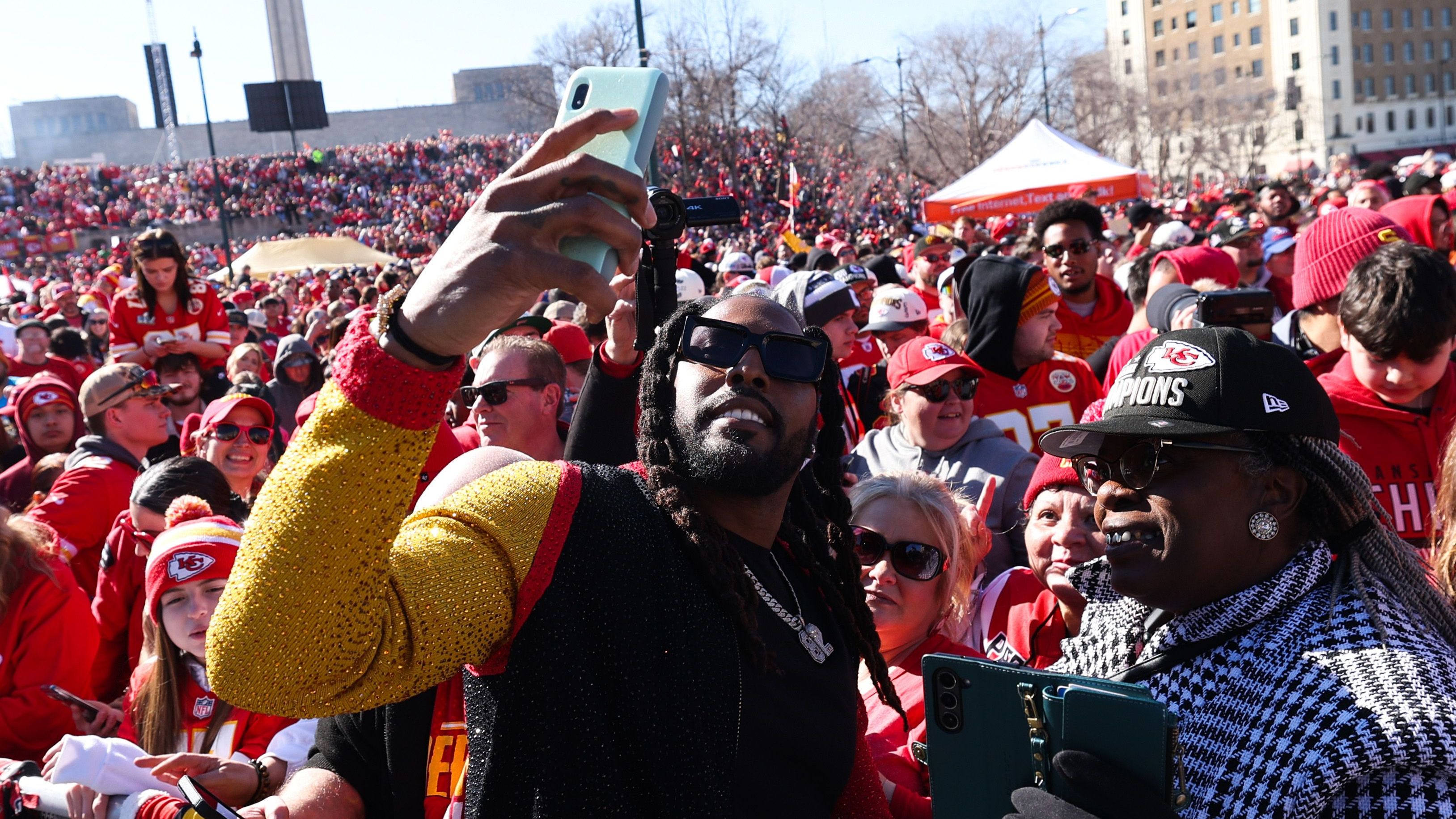 <strong>Erinnerungsfoto mit Dwayne Bowe</strong><br>Der frühere KC-Star Dwayne Bowe war schon vor dem Eintreffen der amtierenden Super-Bowl-Sieger vor Ort und erwartungsgemäß ein Fanmagnet.