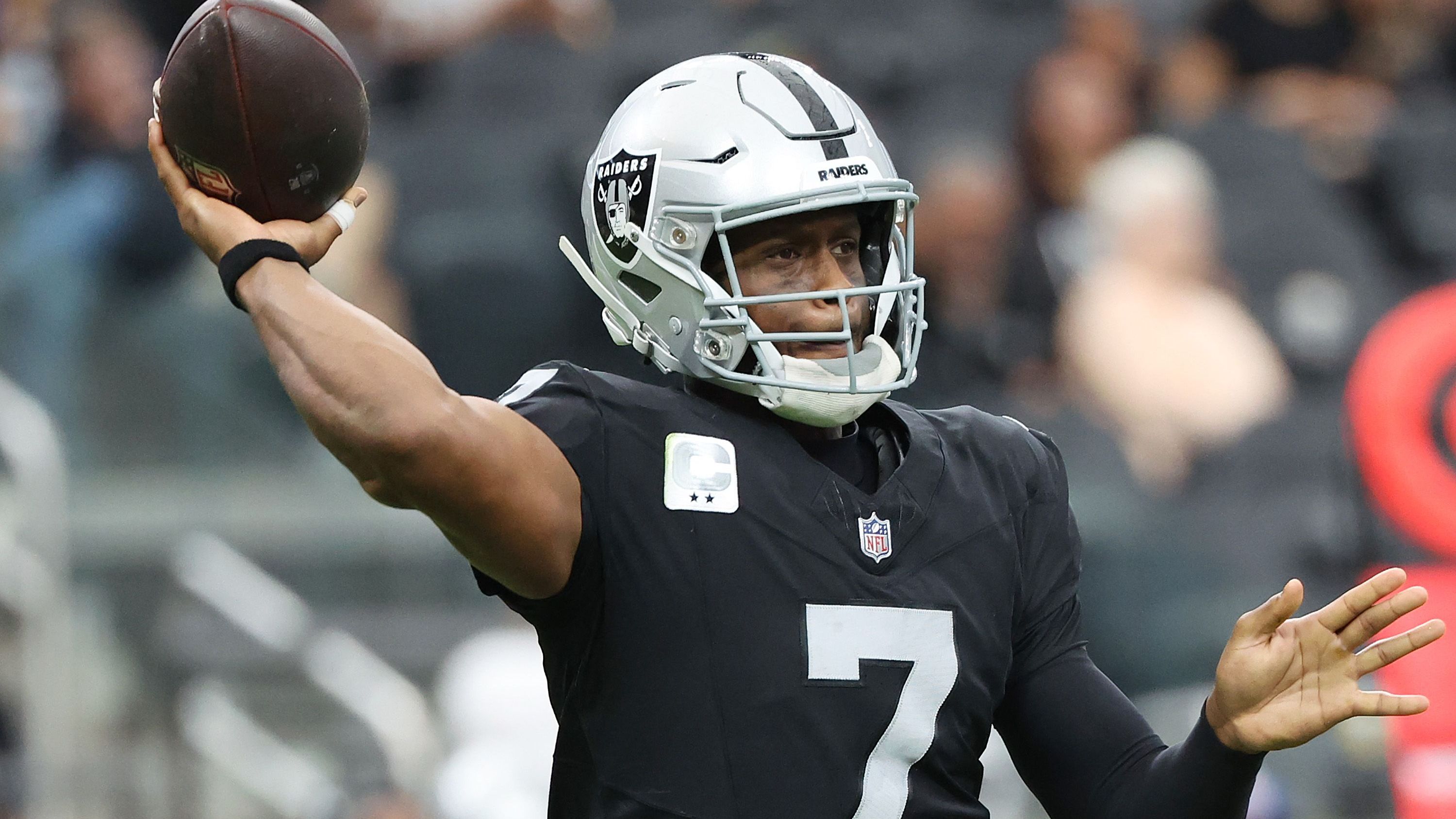 <strong>Platz 30: Las Vegas Raiders (Vorwoche: 30)<br></strong>Immerhin gegen die Titans gelang den Las Vegas Raiders ein Sieg, das lag aber eher an der Schwäche des Gegners als an der eigenen Stärke. Die Offensive Line ist den Namen nicht wert, Quarterback Geno Smith macht weiterhin zu viele Fehler. Und jetzt geht es auch noch zu den Chiefs. Die Bye Week danach dürfte zur rechten Zeit kommen.