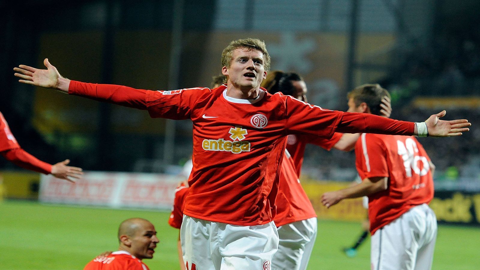 
                <strong>MITTELFELD: Andre Schürrle (1. FSV Mainz 05)</strong><br>
                Die Bruchweg-Boys schaffen es 2010/11 tatsächlich nach Europa. Andre Schürrle wuchs dabei zu einem der begehrtesten Talente der Liga heran. Mit 15 Hütten schoss der Linksaußen die 05er in die Europa League. Er wechselte anschließend für gerade einmal 8,5 Millionen Euro nach Leverkusen. Heute versucht sich der WM-Siegtor-Flankengott in Russland bei Spartak Moskau.
              