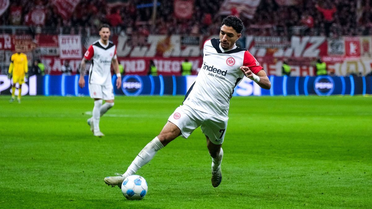 Omar Marmoush (Eintracht Frankfurt, 07) am Ball, GER, Eintracht Frankfurt vs. 1. FSV Mainz 05, Fussball, 1. Bundesliga, 15. Spieltag, Saison 2024 2025, 21.12.2024. DFL REGULATIONS PROHIBIT ANY USE ...