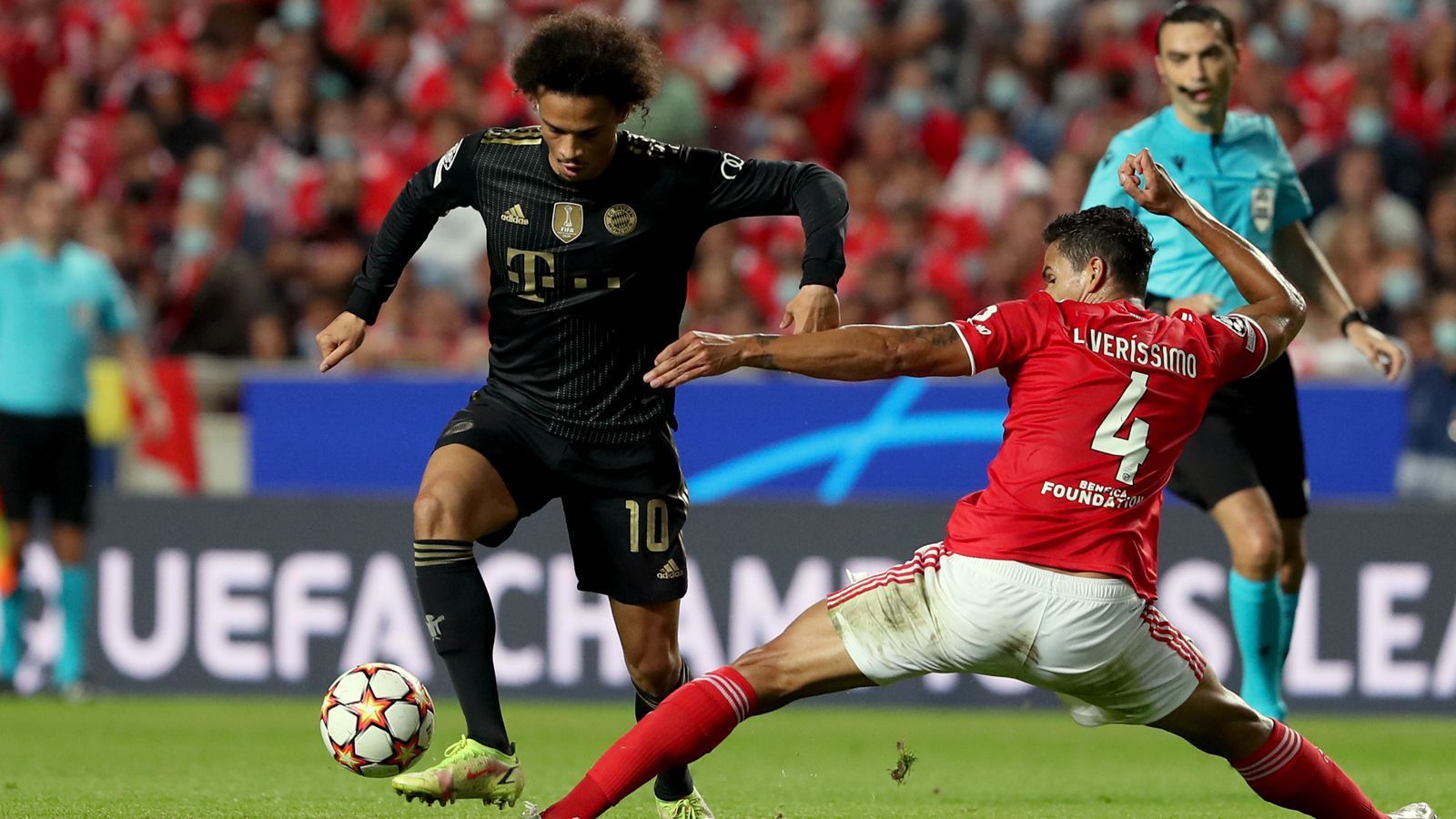 
                <strong>Sane, Coman und Lewandowski zerlegen Benfica</strong><br>
                Der FC Bayern setzt den Torreigen aus der Bundesliga auch in der Champions League fort und bezwingt ein über weite Strecken starkes Benfica Lissabon mit 4:0. Dabei erscheint das Ergebnis fast ein wenig zu hoch, wenn man den Spielverlauf betrachtet. Erst in der 70. Minute brach der herausragende Leroy Sane den Bann. Die Bayern-Stars in der Einzelkritik.
              