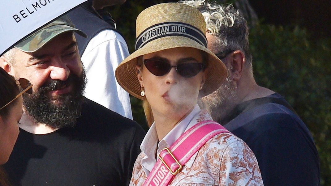 Model Cara Delevigne beim Rauchen einer E-Zigarette.