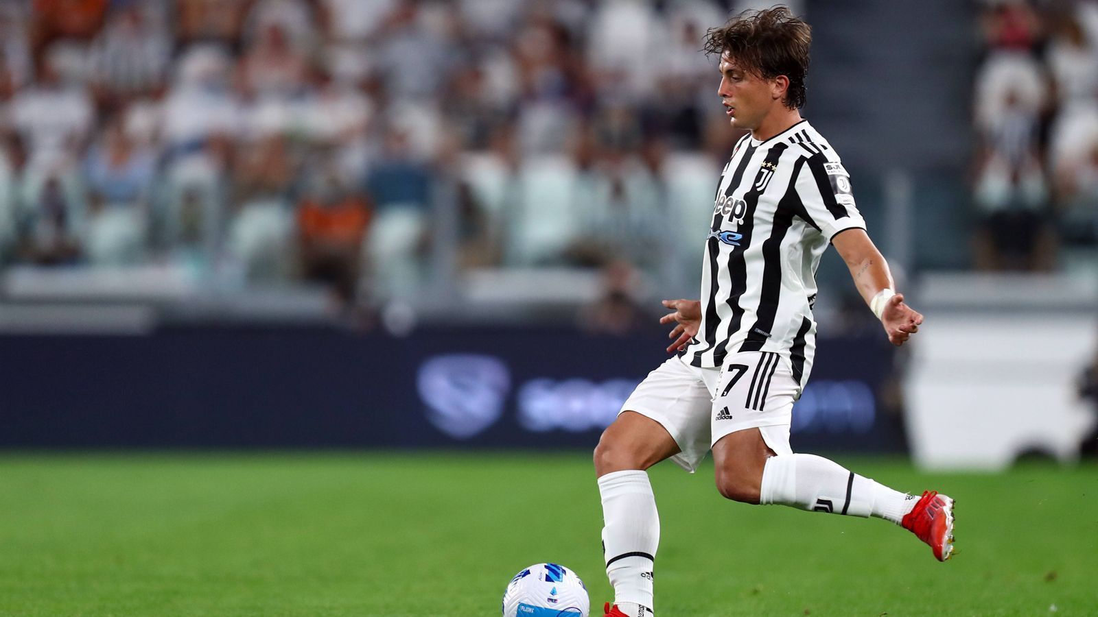 
                <strong>Luca Pellegrini (Juventus Turin)</strong><br>
                Neben Kaio Jorge hat es bei Juventus Turin auch dessen Mannschaftskollege Luca Pellegrini nicht in das Champions-League-Aufgebot geschafft. Trainer-Rückkehrer Massimiliano Allegri verzichtet auf den 22 Jahre alten Linksverteidiger, der in der Vorsaison an CFC Genua verliehen war. Im Sommer 2019 zahlten die Turiner für das Abwehrtalent noch über 20 Millionen Euro Ablöse an die Roma. 
              