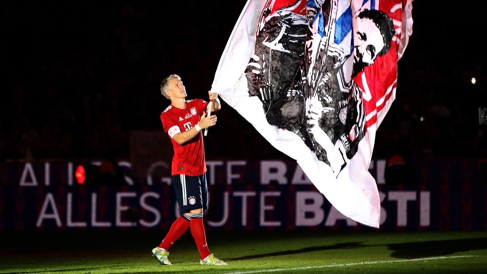 
                <strong>Zentrales Mittelfeld: Bastian Schweinsteiger</strong><br>
                Der Fußballgott. Bastian Schweinsteiger ist der FC Bayern, der FC Bayern ist Bastian Schweinsteiger. Keine rot-weiße Top-Elf ohne den gebürtigen Kolbermoorer. Der 35-Jährige, mittlerweile im Fußball-Ruhestand, war über Jahre Dirigent und Herz der Bayern, auch und vor allem im Triple-Jahr 2013. Ein Jahr später kämpfte er die deutsche Nationalmannschaft als emotionaler Anführer zum vierten Stern. Das ist für die Bayern-Elf des Jahrzehnts zwar eigentlich irrelevant, soll aber, weil es so schön war, trotzdem erwähnt werden. Bayern-Fans warten sehnsüchtig auf den Tag, an dem ihr ehemaliger "Schweini" zum Verein zurückkehrt. Es ist keine Frage des Ob, sondern des Wann.
              