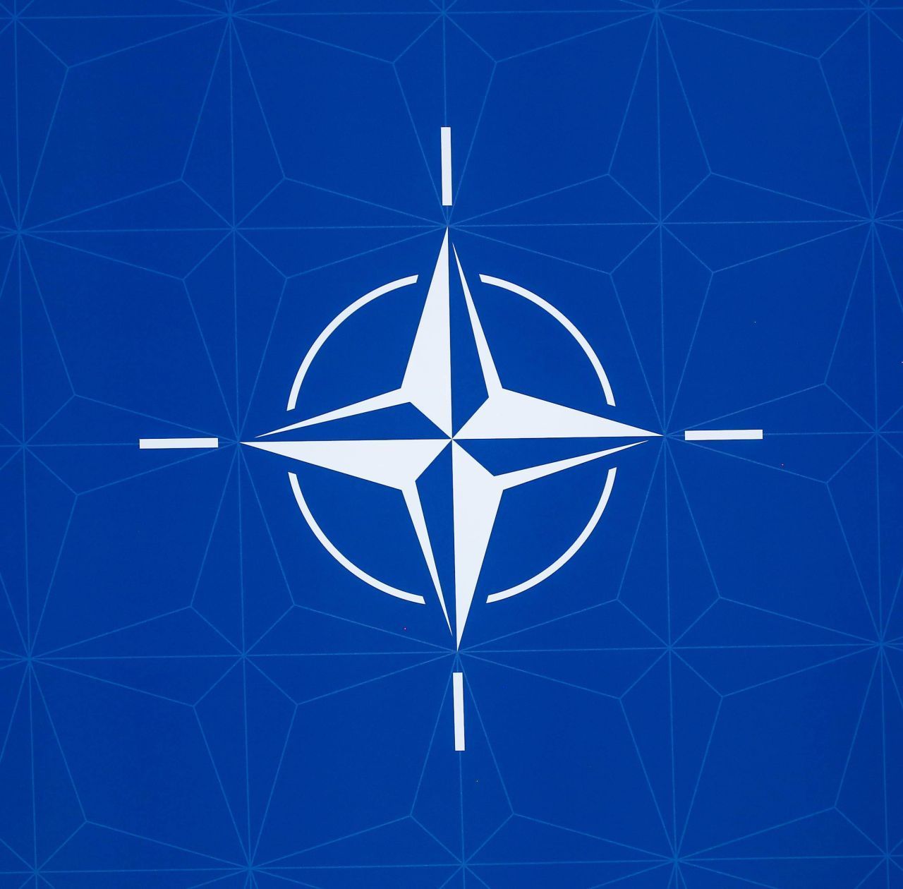 Ländern, die aufgrund ihrer Neutralität keine Kriegspartei in einem internationalen Konflikt unterstützen dürfen, ist die Mitgliedschaft in einem Verteidigungsbündnis wie der NATO untersagt. Trotzdem gibt es Partnerschaften, bei denen sich neutrale Nationen und die NATO gemeinsam für Frieden und Sicherheit engagieren. Diese Zusammenarbeit erfolgt freiwillig, wobei die neutralen Länder selbst über das Ausmaß ihrer Beteiligung 